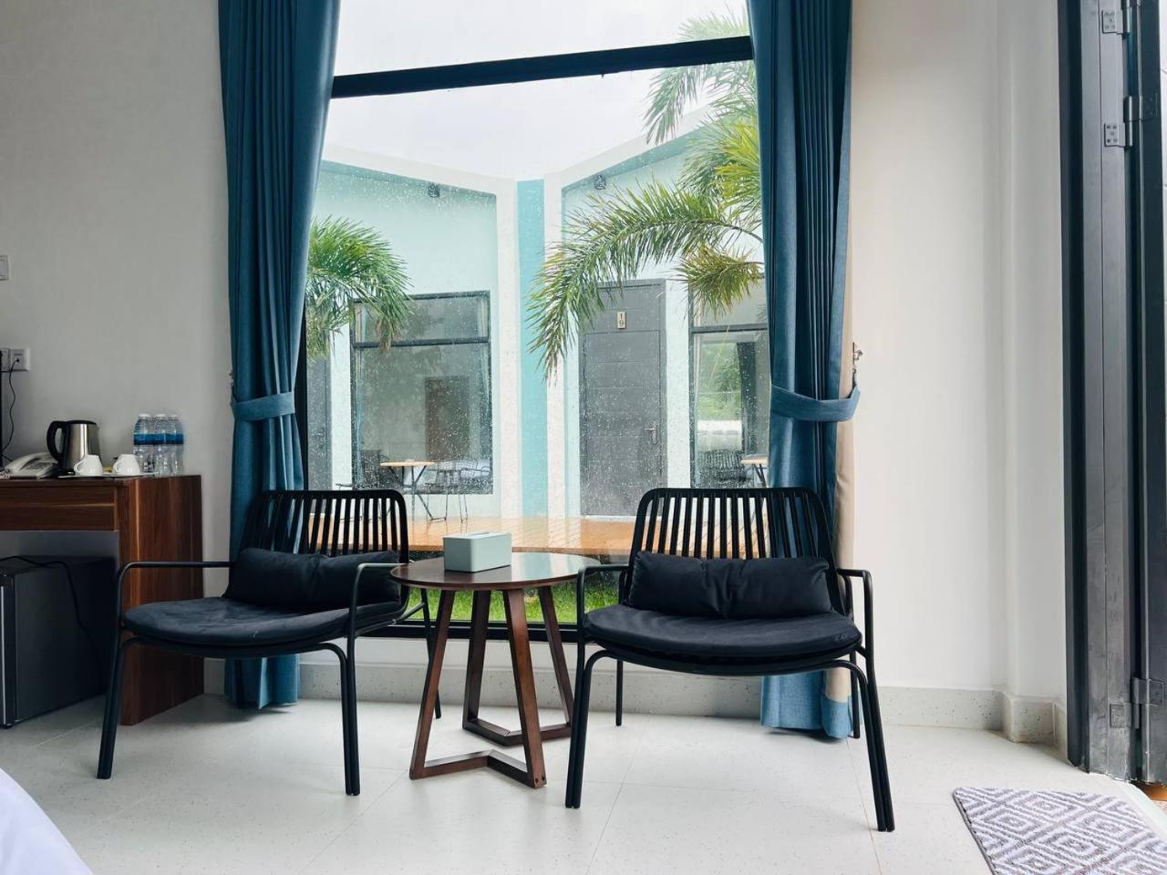 Family Room with Garden View - Photo 7