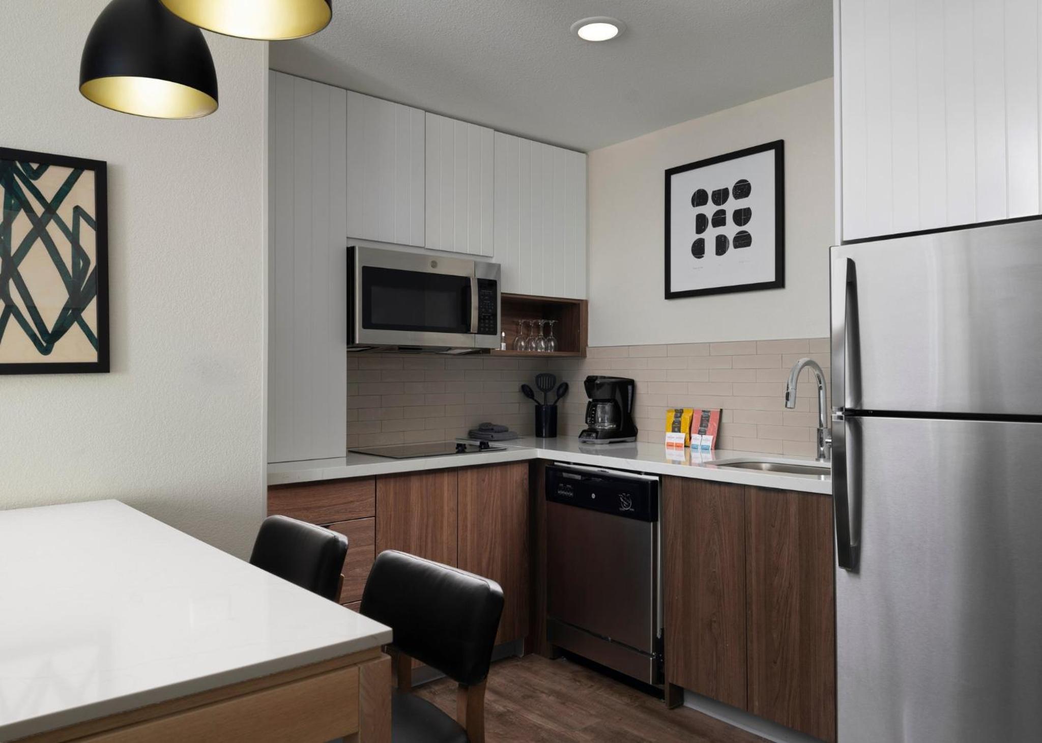 One-Bedroom Queen Suite - Photo 4