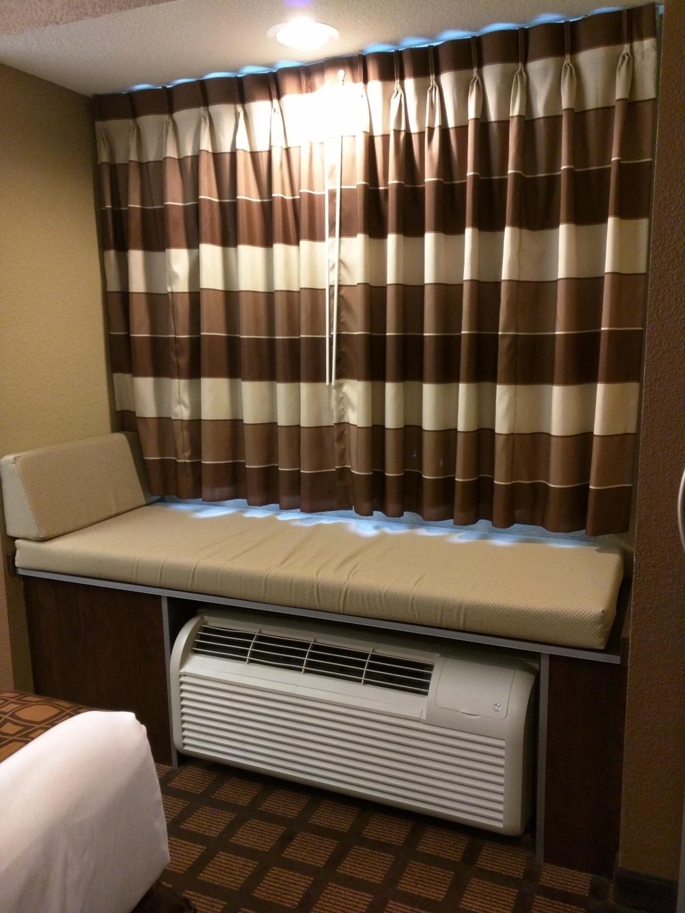 Deluxe Queen Room with Hot Tub - Non-Smoking photo 1
