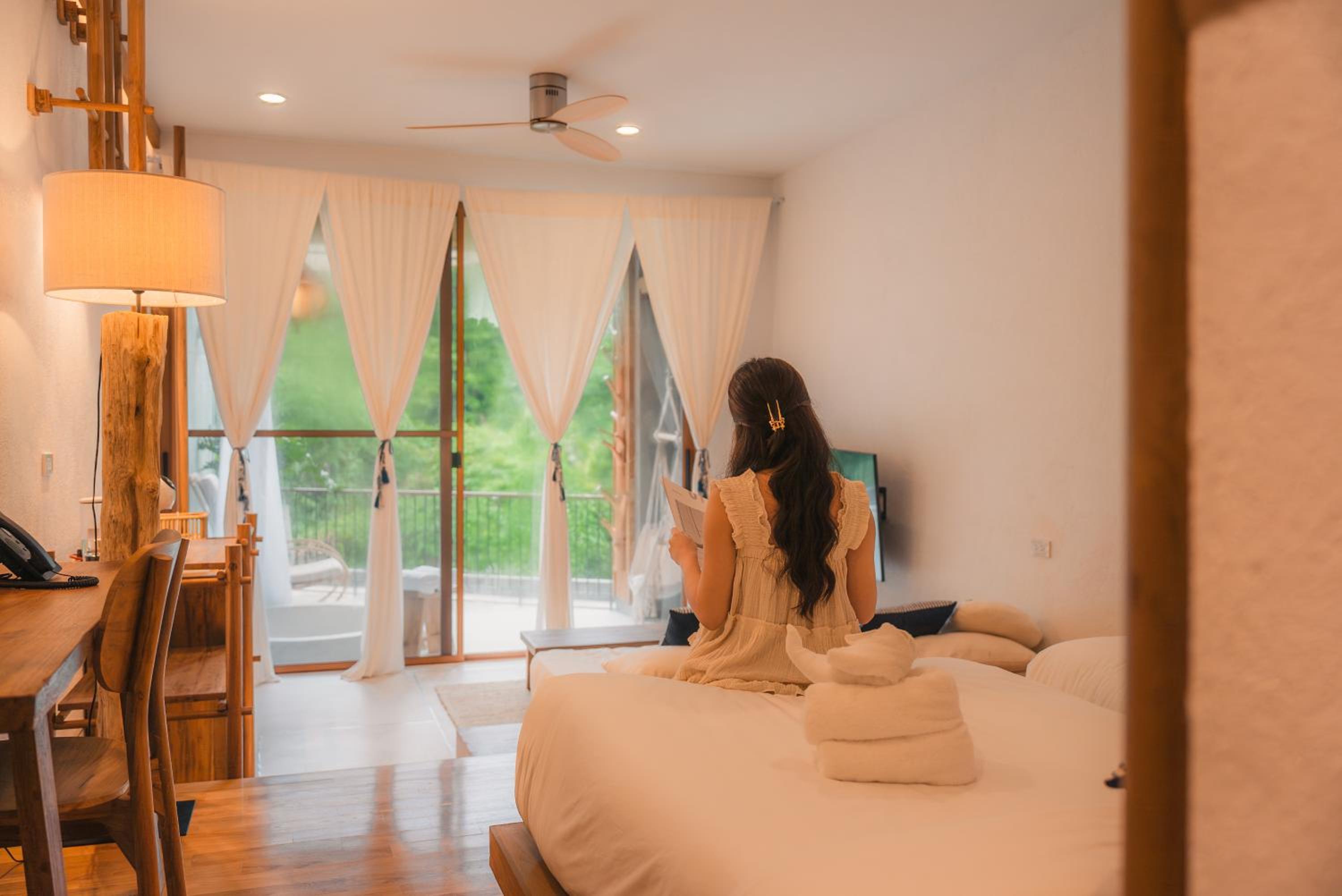 Luxury Suite with Bathtub on The Balcony Room photo 2