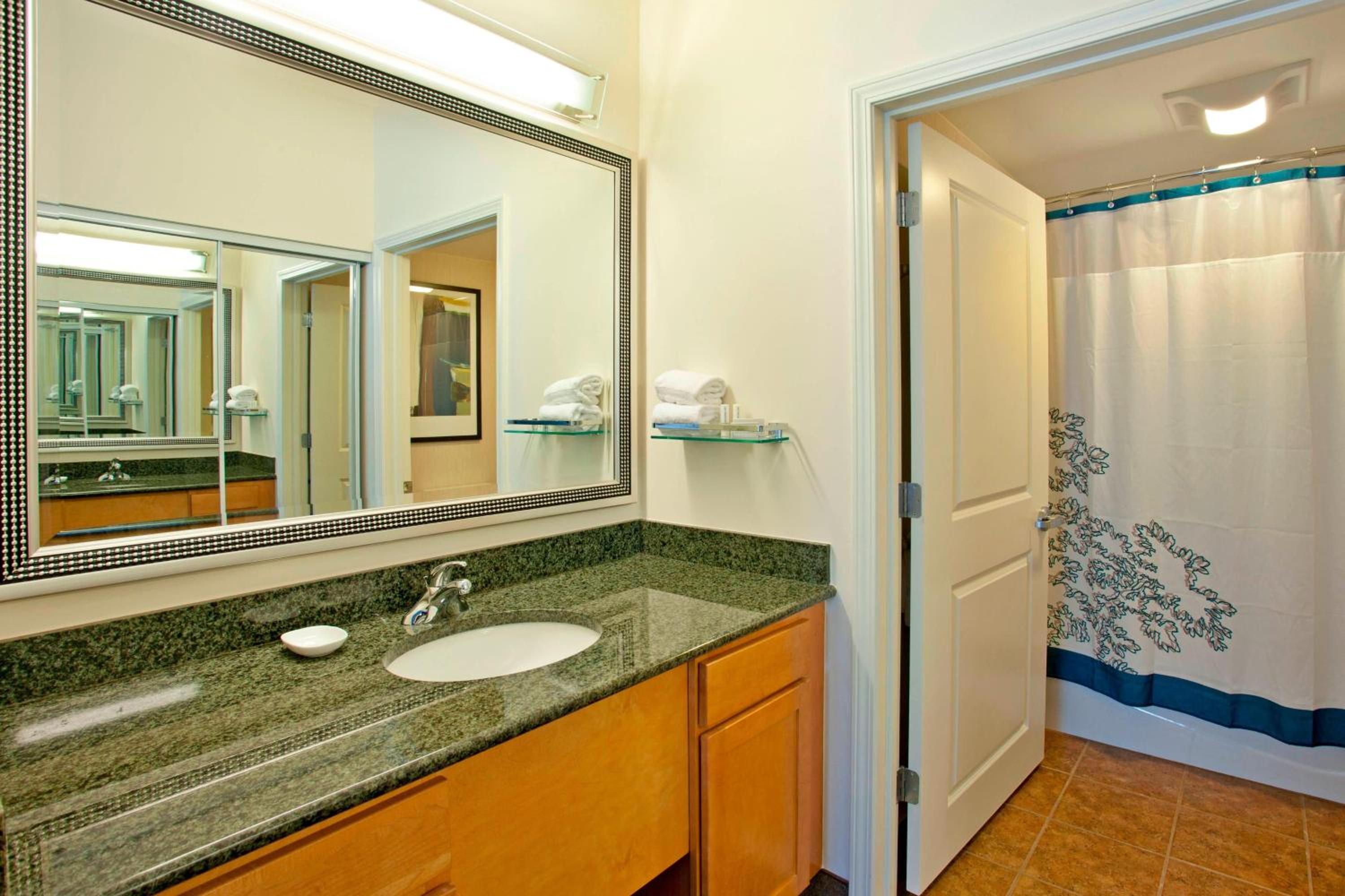 One-Bedroom Suite - Photo 2