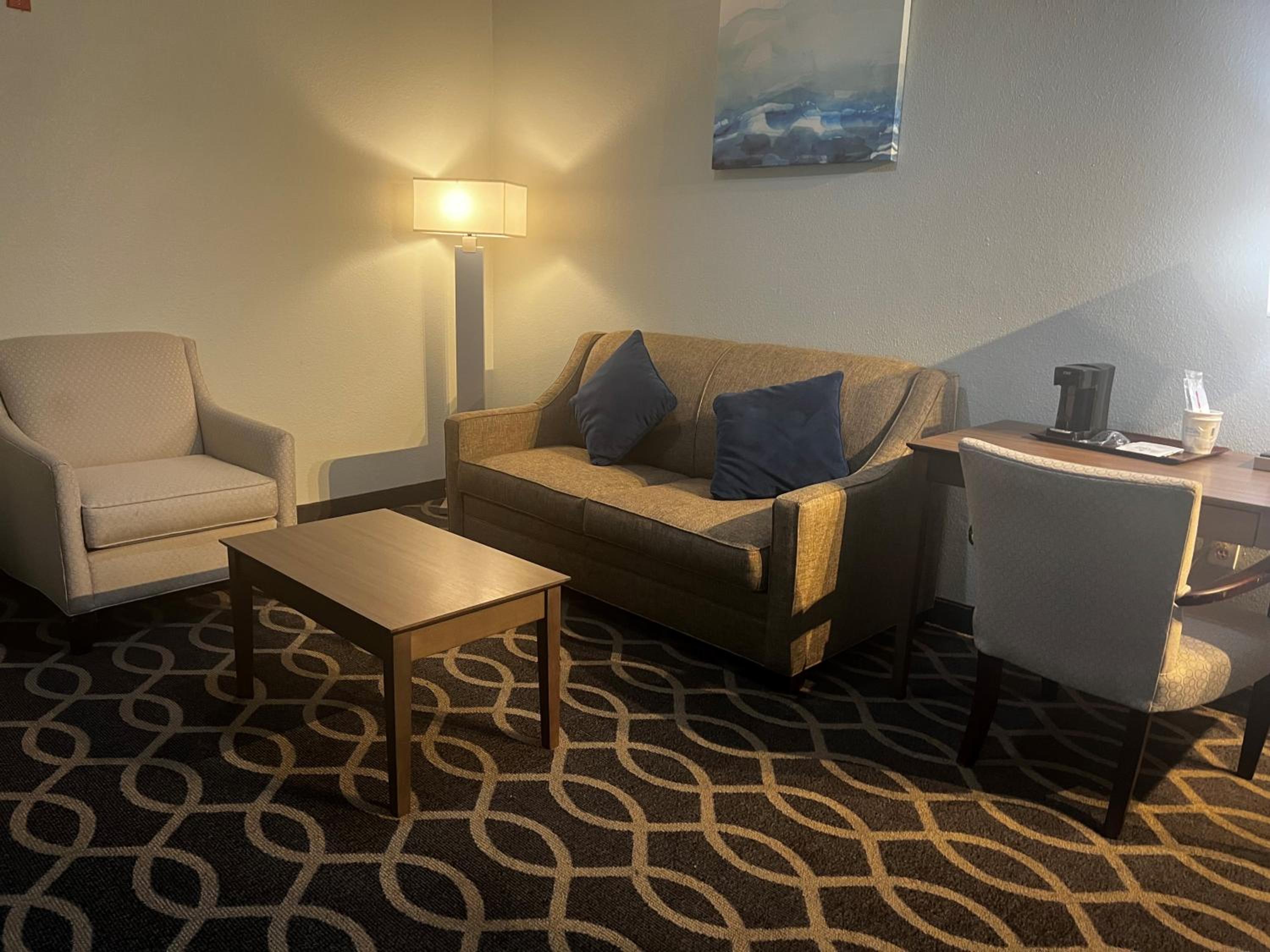 King Suite - Non-Smoking - Photo 2