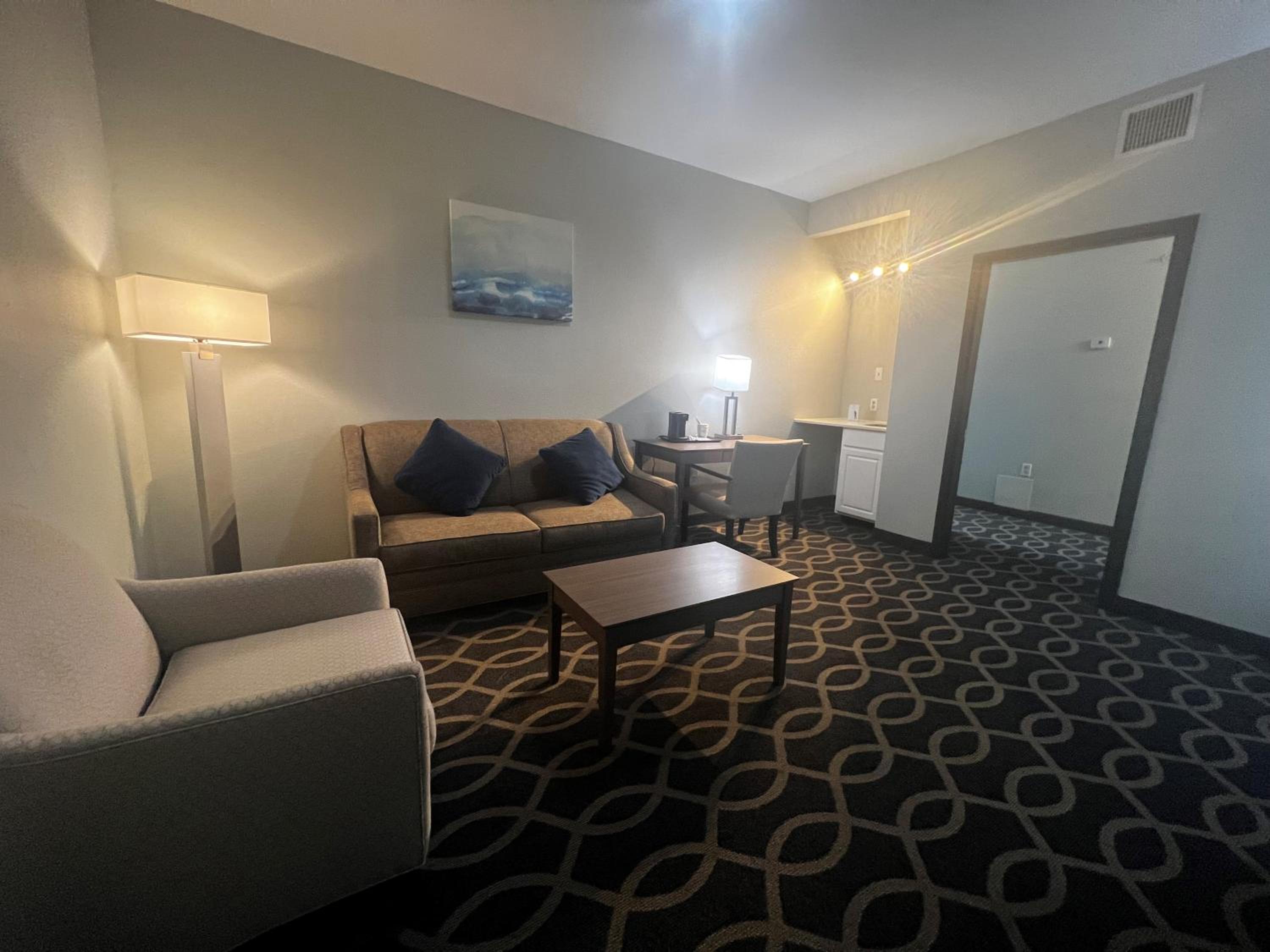 King Suite - Non-Smoking - Photo 3