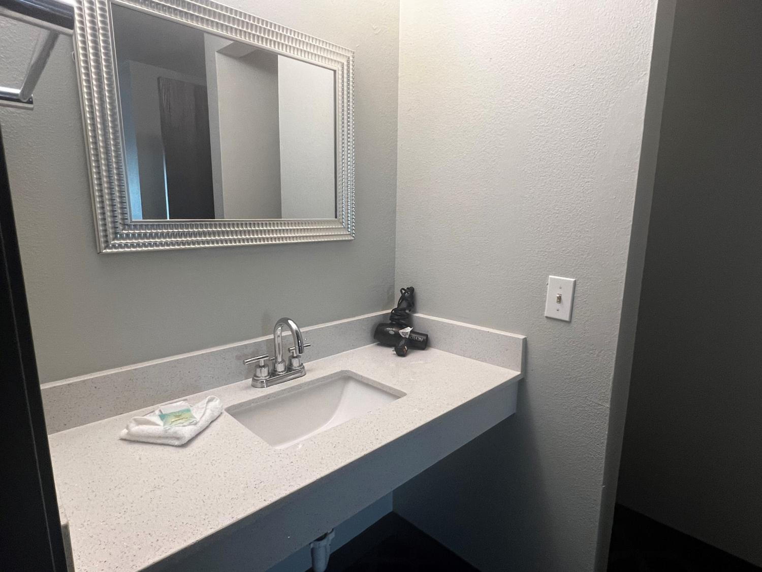 King Suite - Non-Smoking - Photo 4