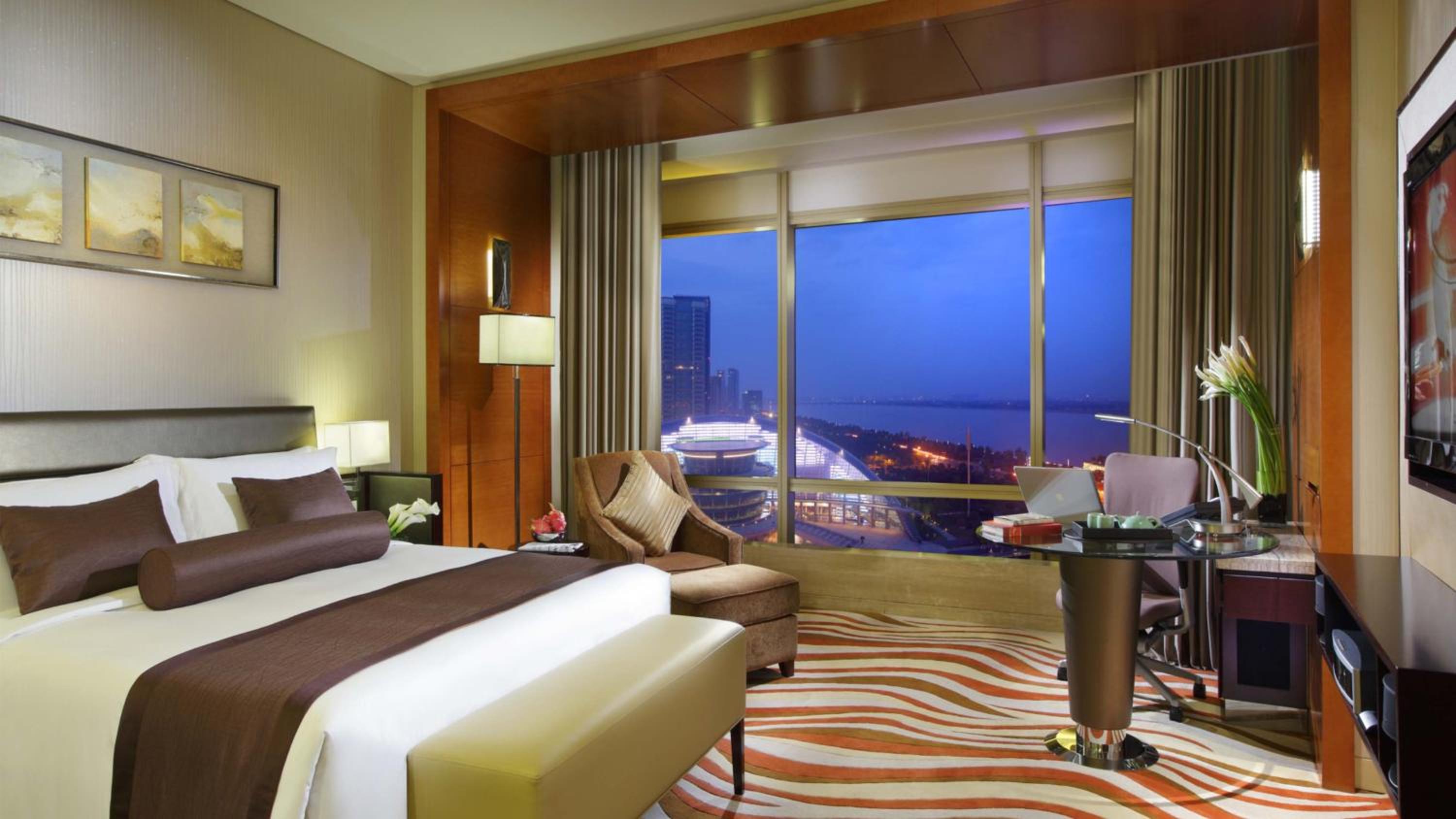 Premium King Room with River View - Photo 4
