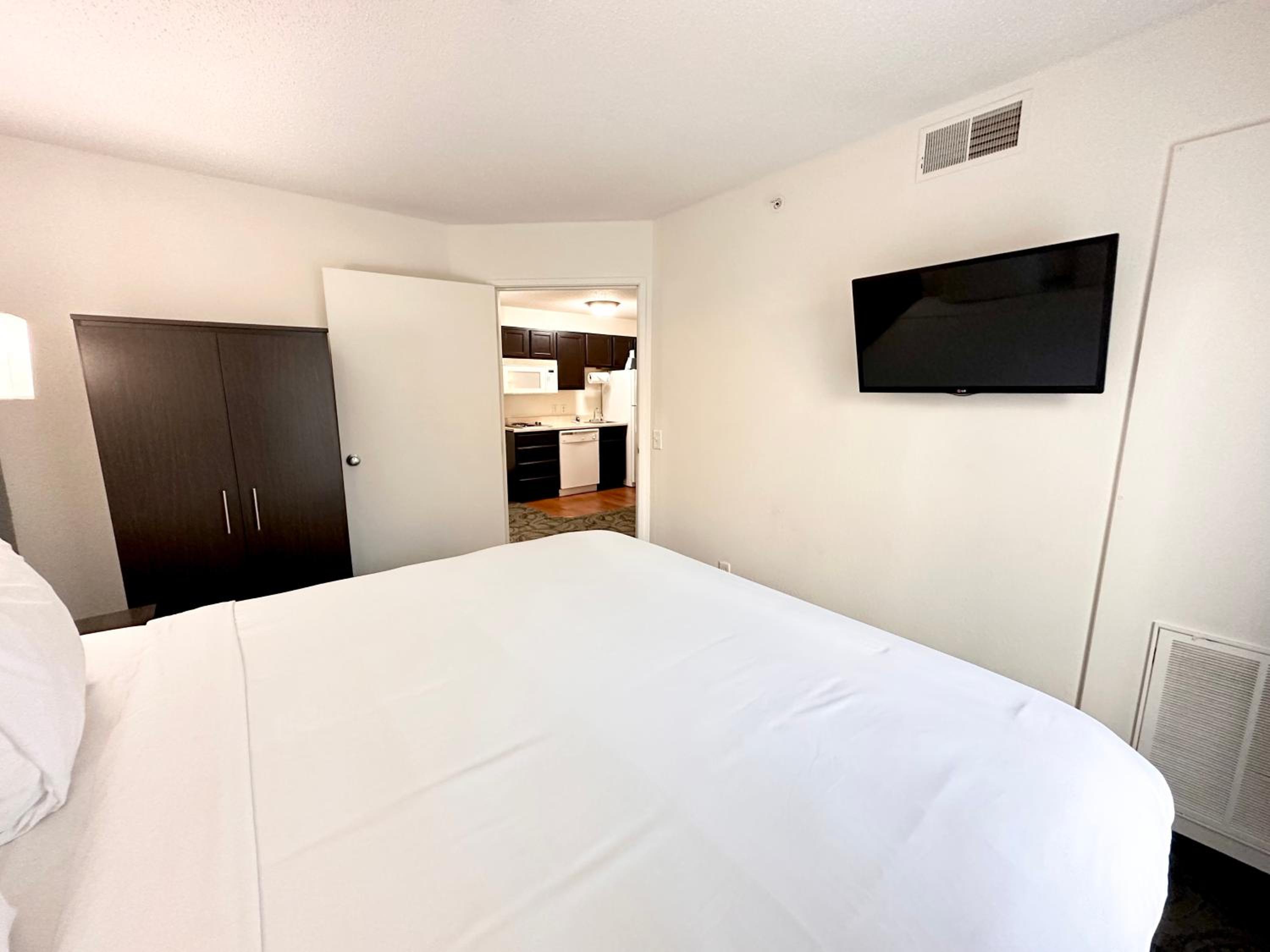 Efficiency One Bedroom Apartment with Sofa bed - Non Smoking - Photo 6