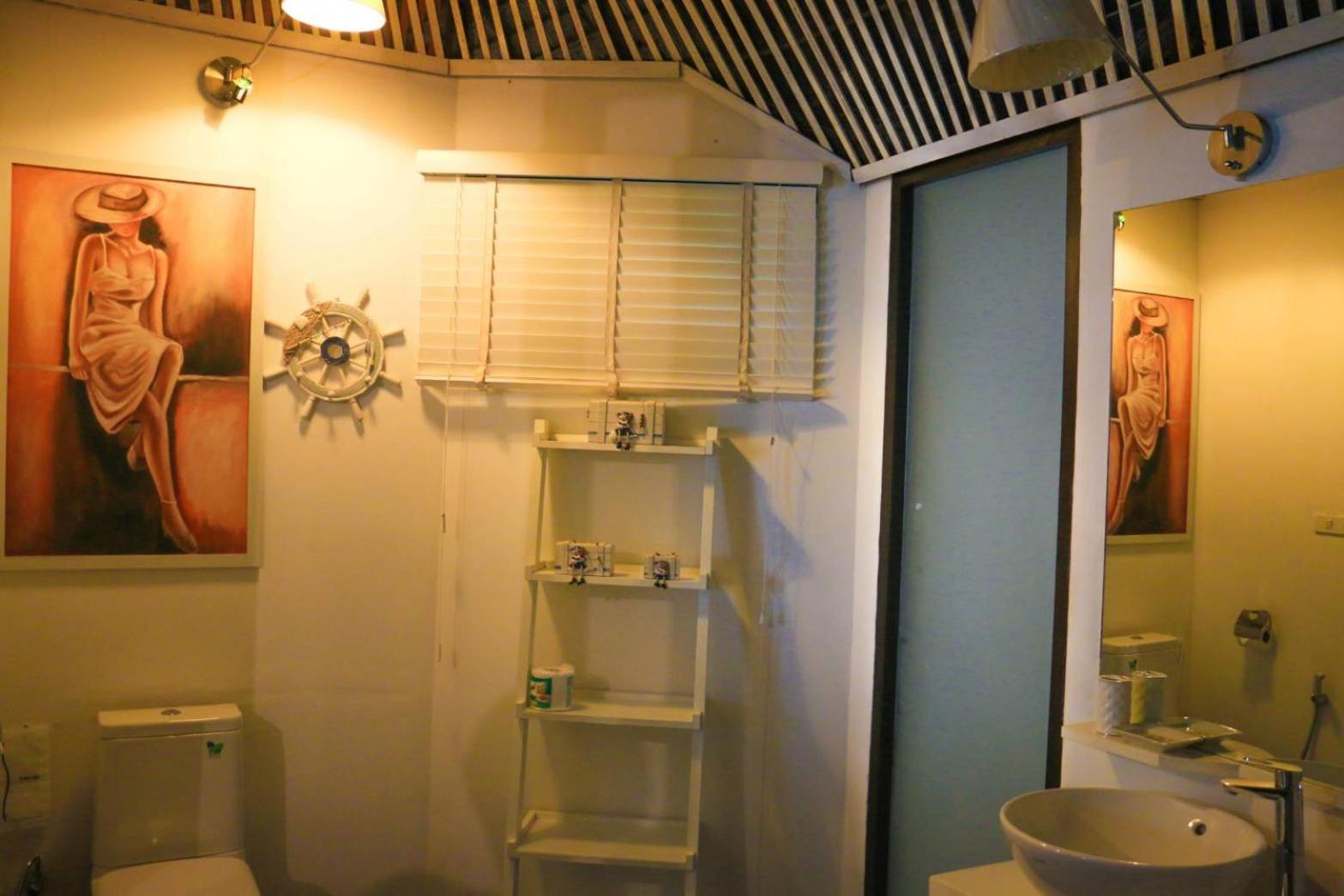 One-Bedroom Bungalow - Photo 3