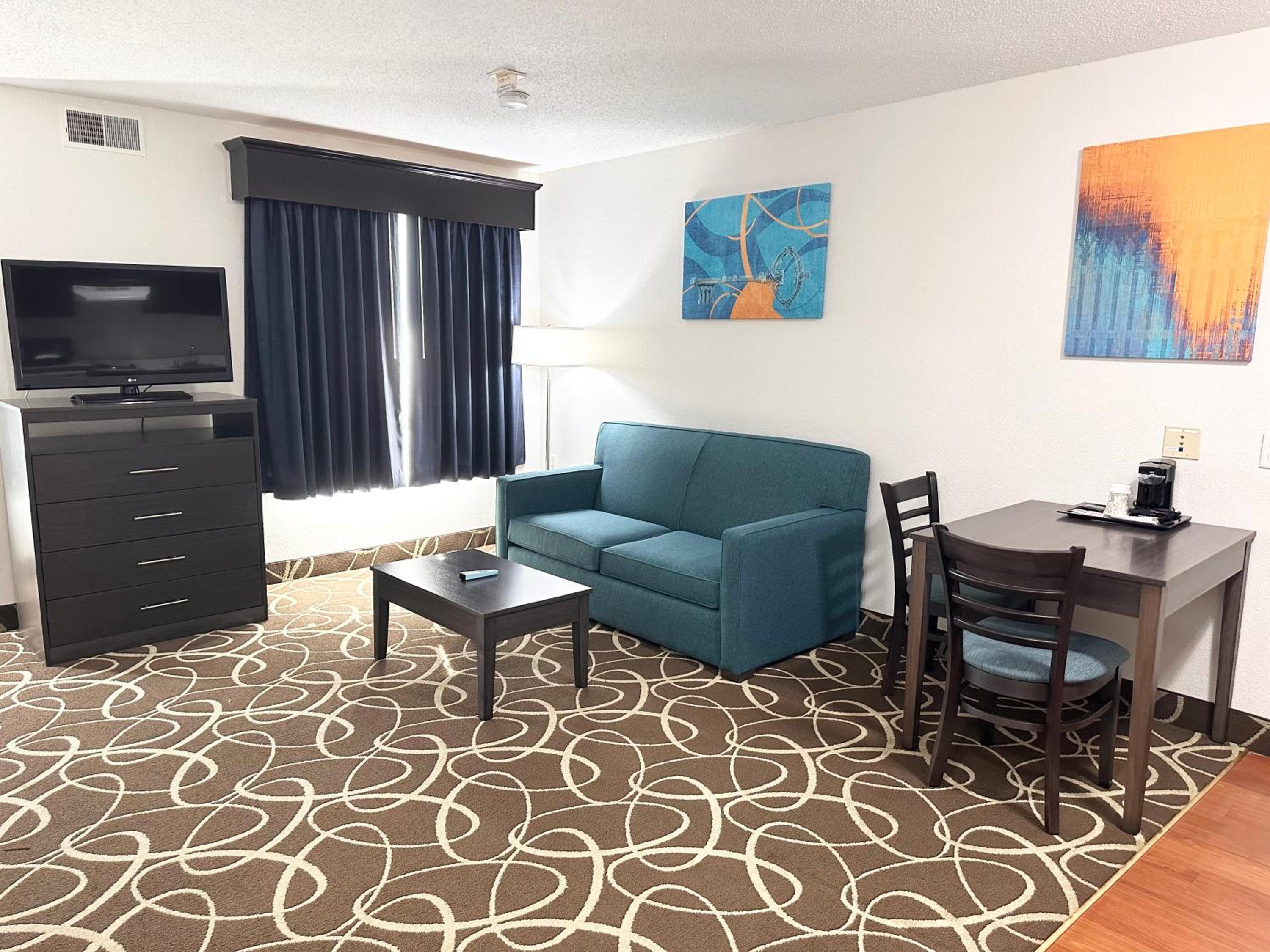 Efficiency Queen Suite - Accessible/Non Smoking - Photo 5