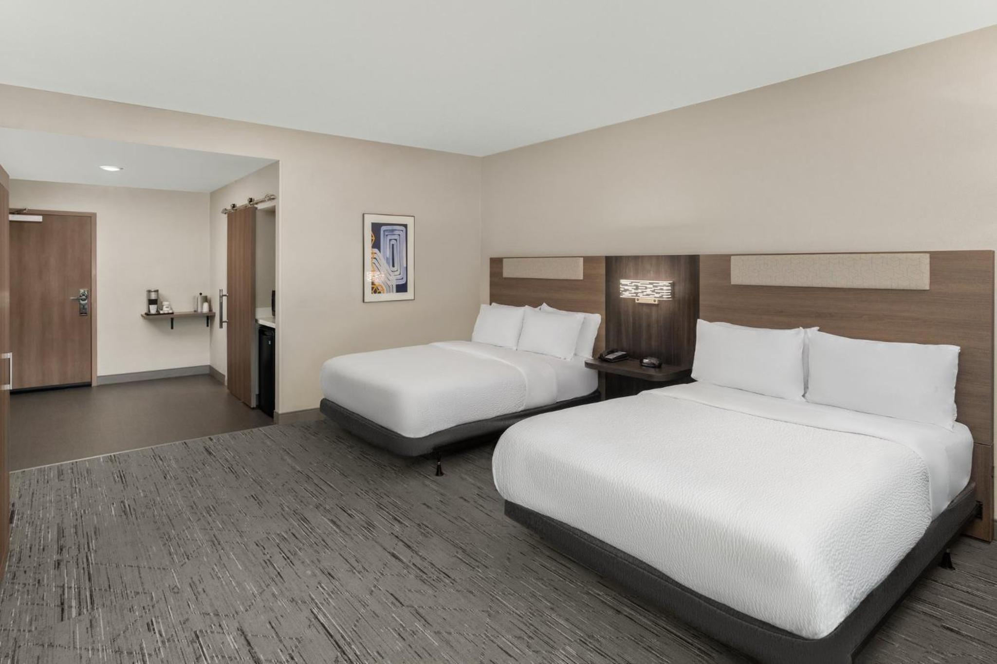 Standard Queen Room with Two Queen Beds and Tub - Mobility/Communications Accessible - Photo 6