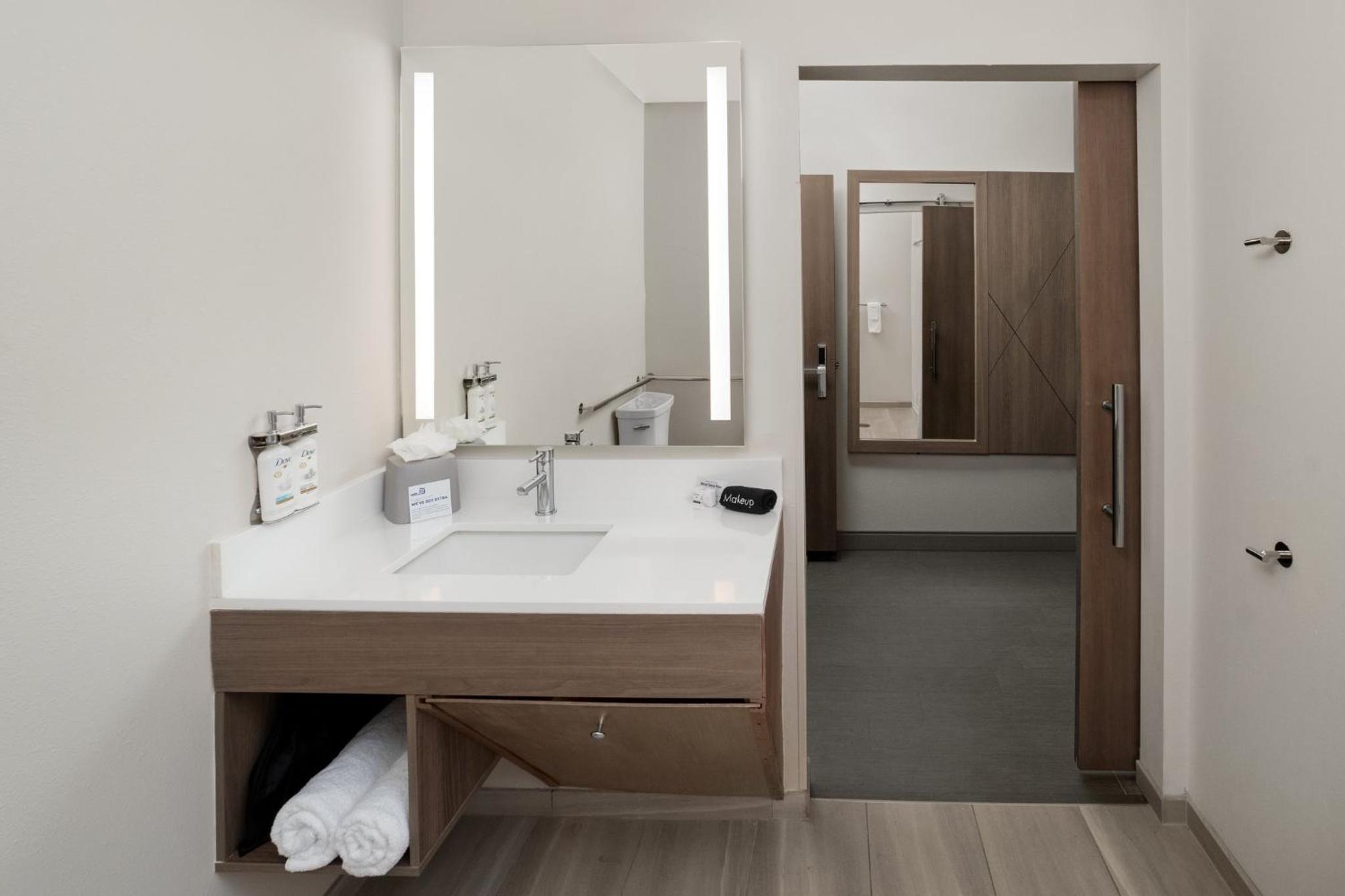 King Room with Hearing Accessible Roll In Shower - Non-Smoking - Photo 3