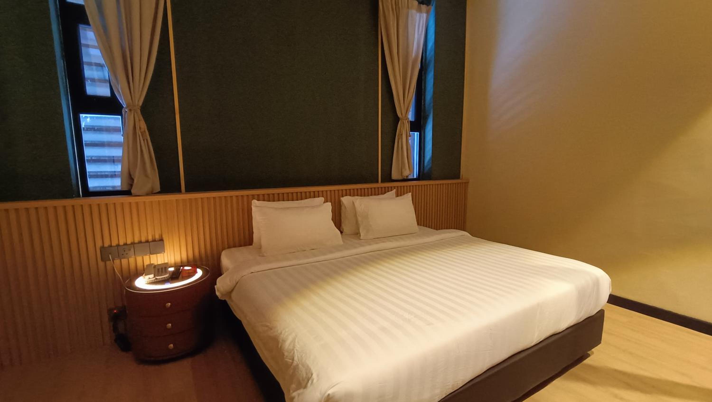 Executive Suite - Photo 1