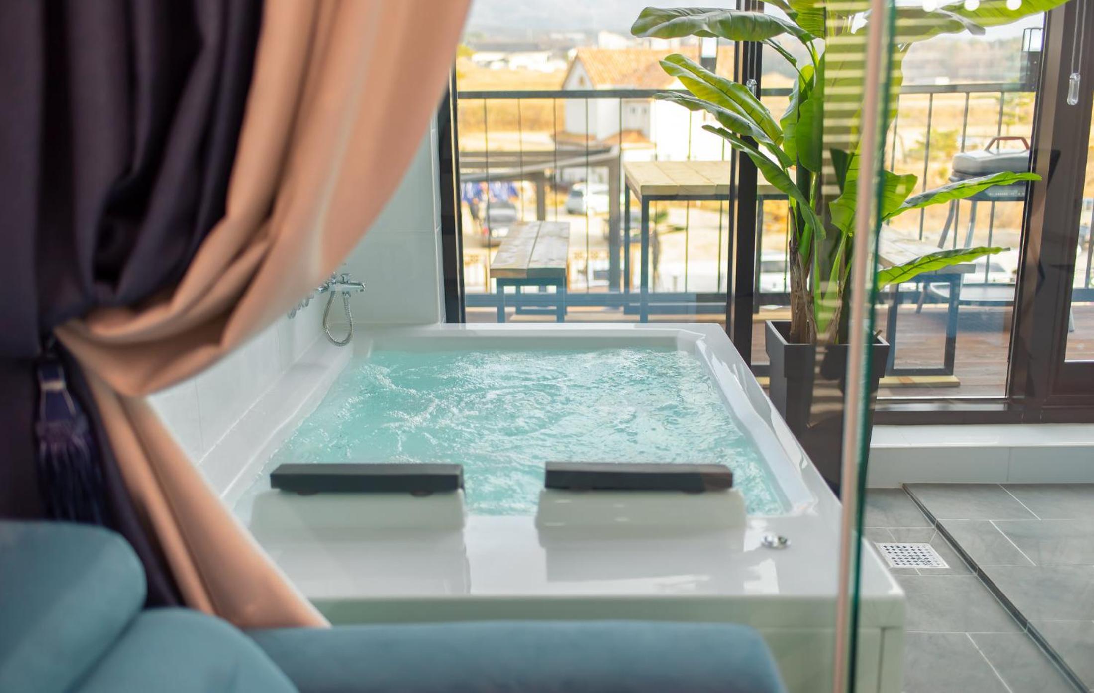 King Room with Pool View - Photo 10