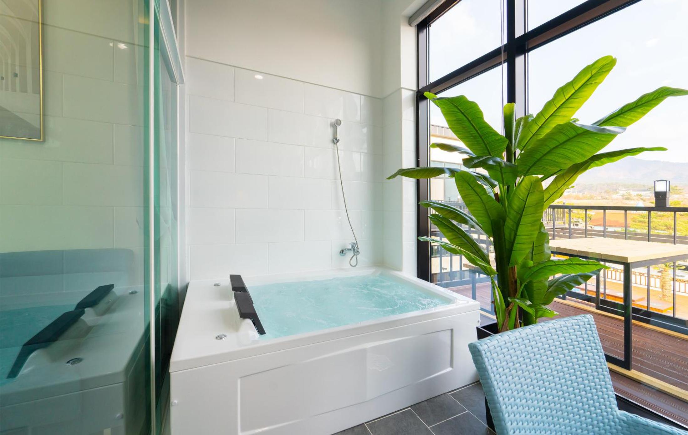 King Room with Pool View - Photo 14