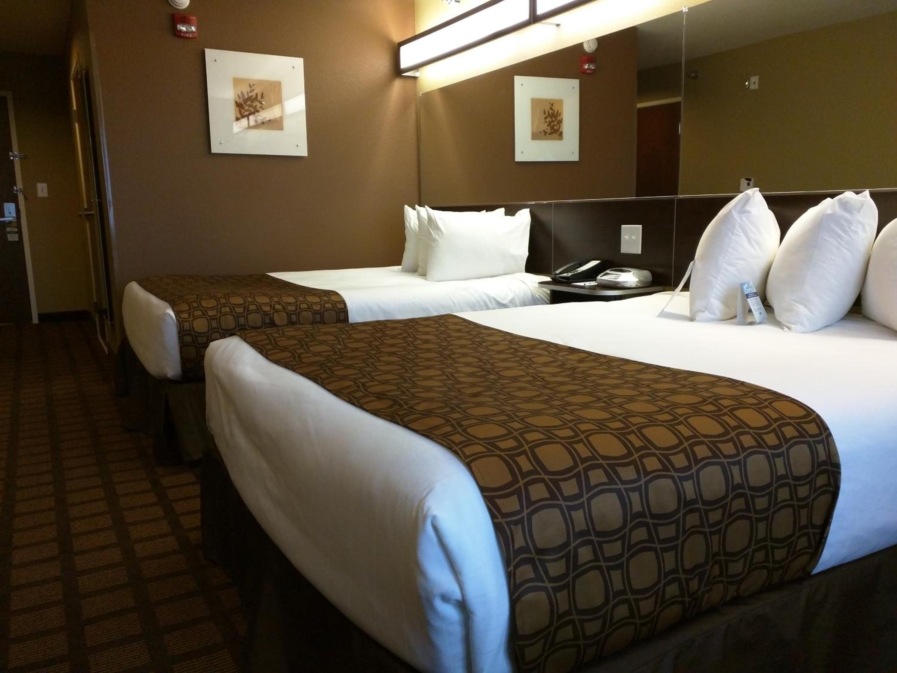 Queen Room with Two Queen Beds - Non-Smoking photo 3