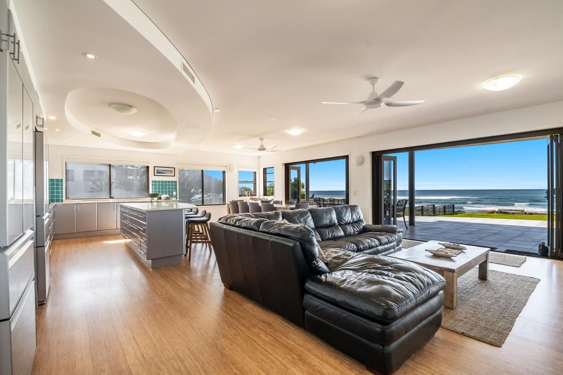 Five-Bedroom House photo 1