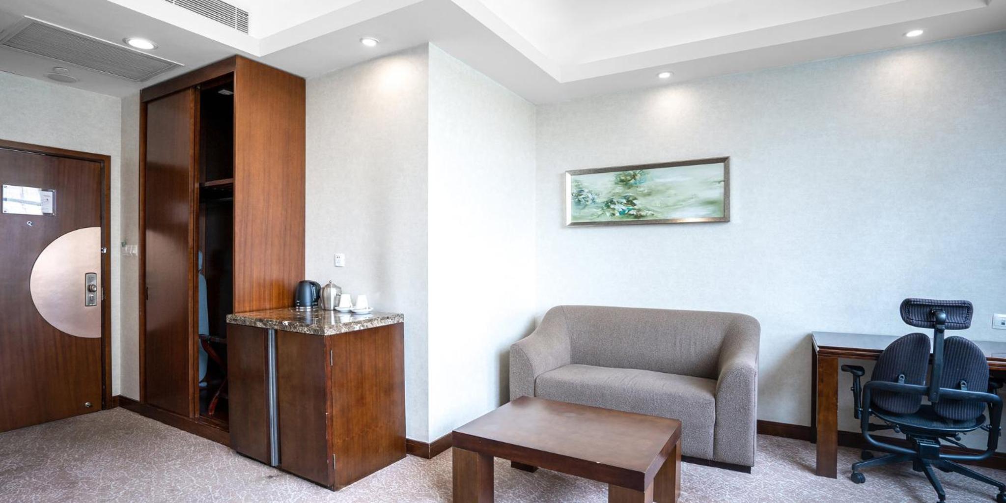 One-Bedroom King Suite photo 2