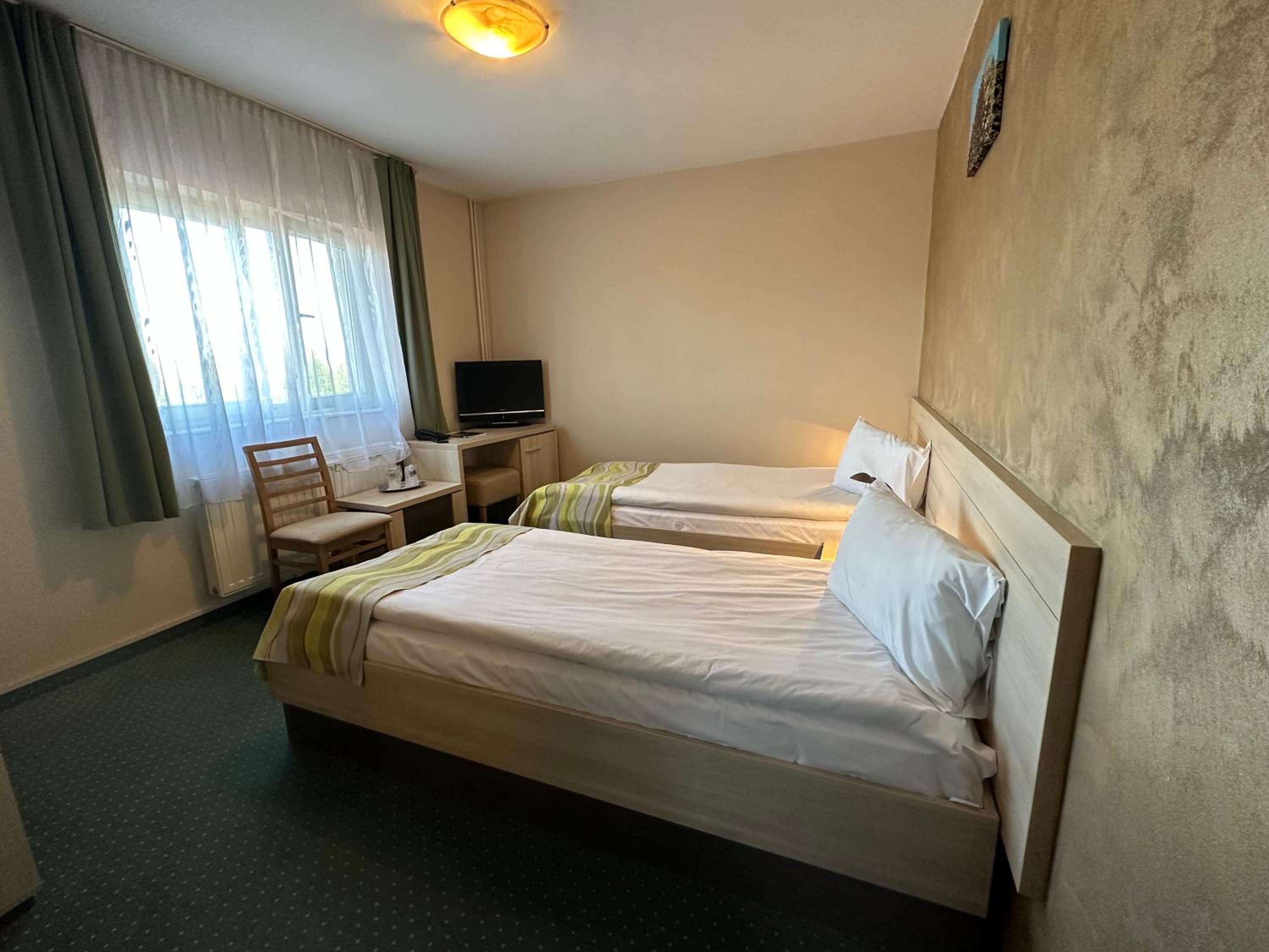 Economy Twin Room photo 3