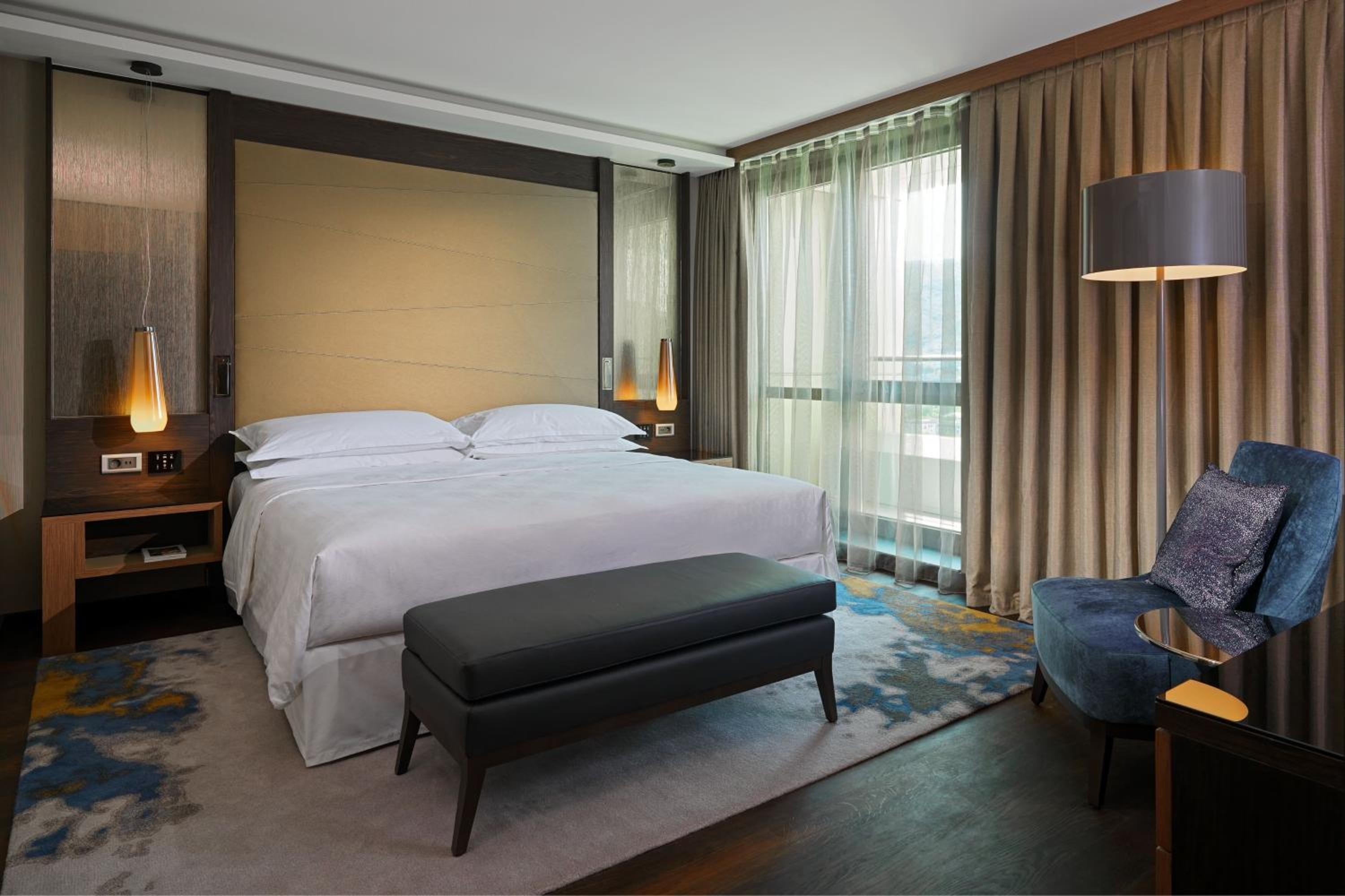 Executive Suite, 1 Bedroom Suite, 1 King, City view, Balcony