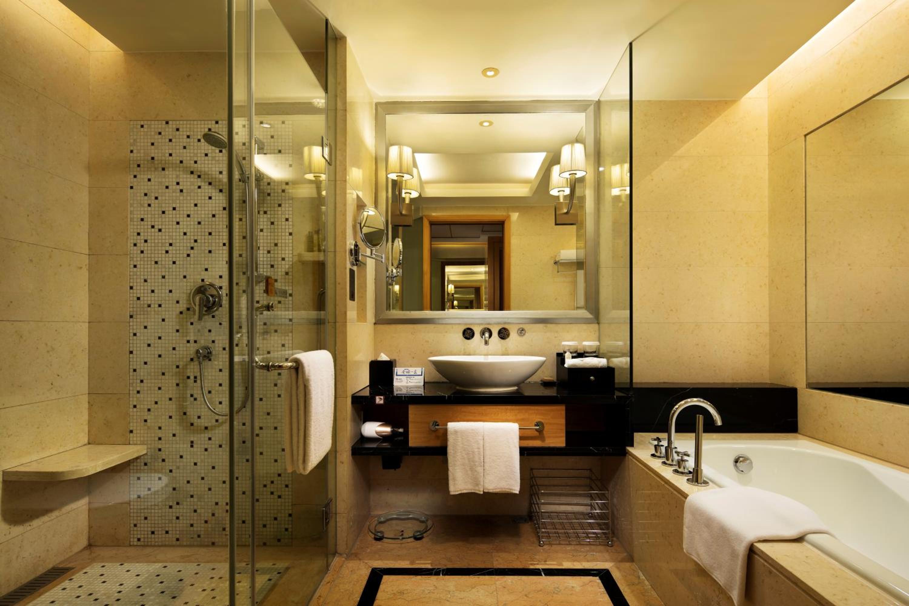 Deluxe Twin Room with City View - Photo 3