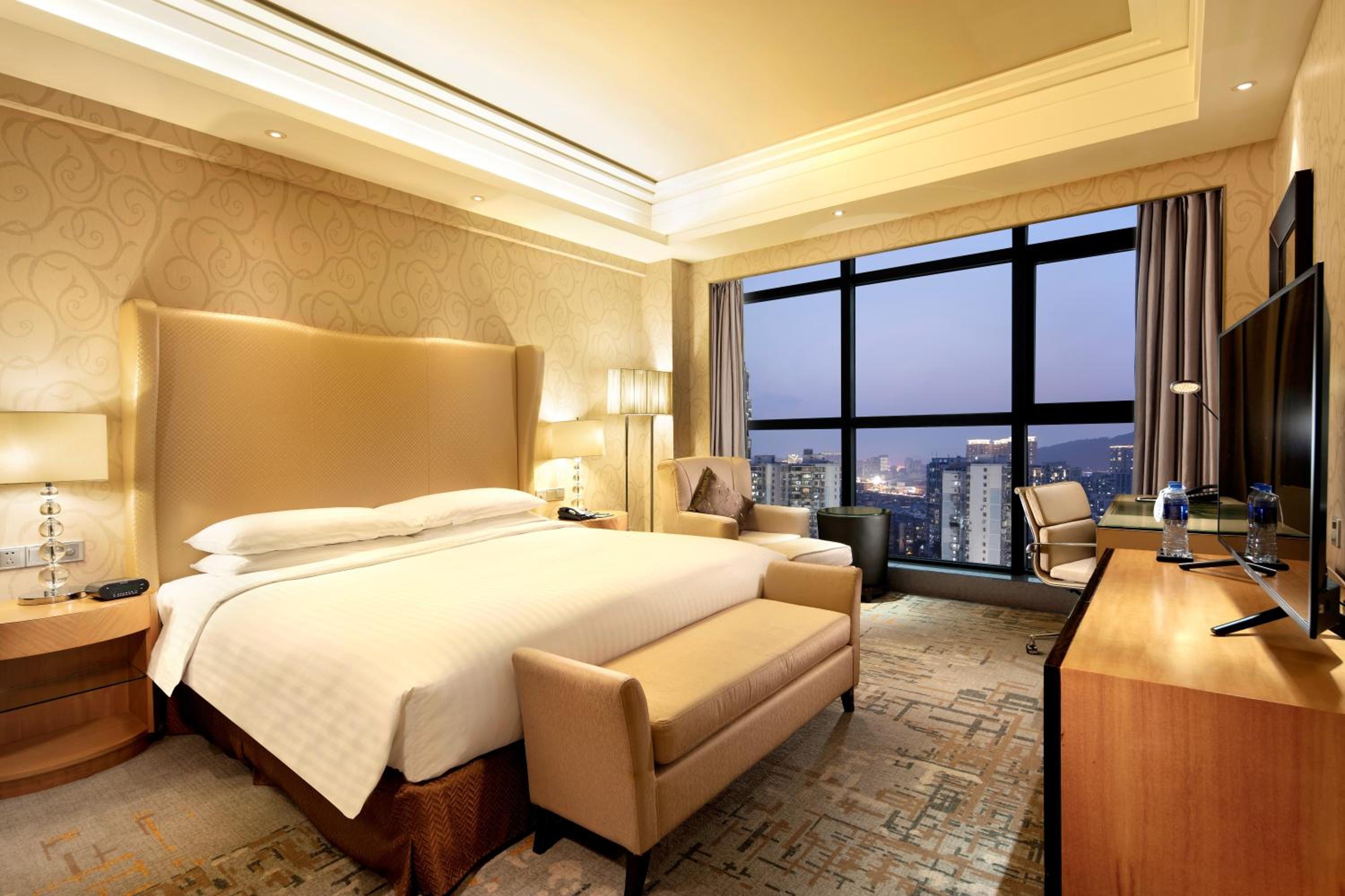 One-Bedroom Deluxe King Suite - Photo 3