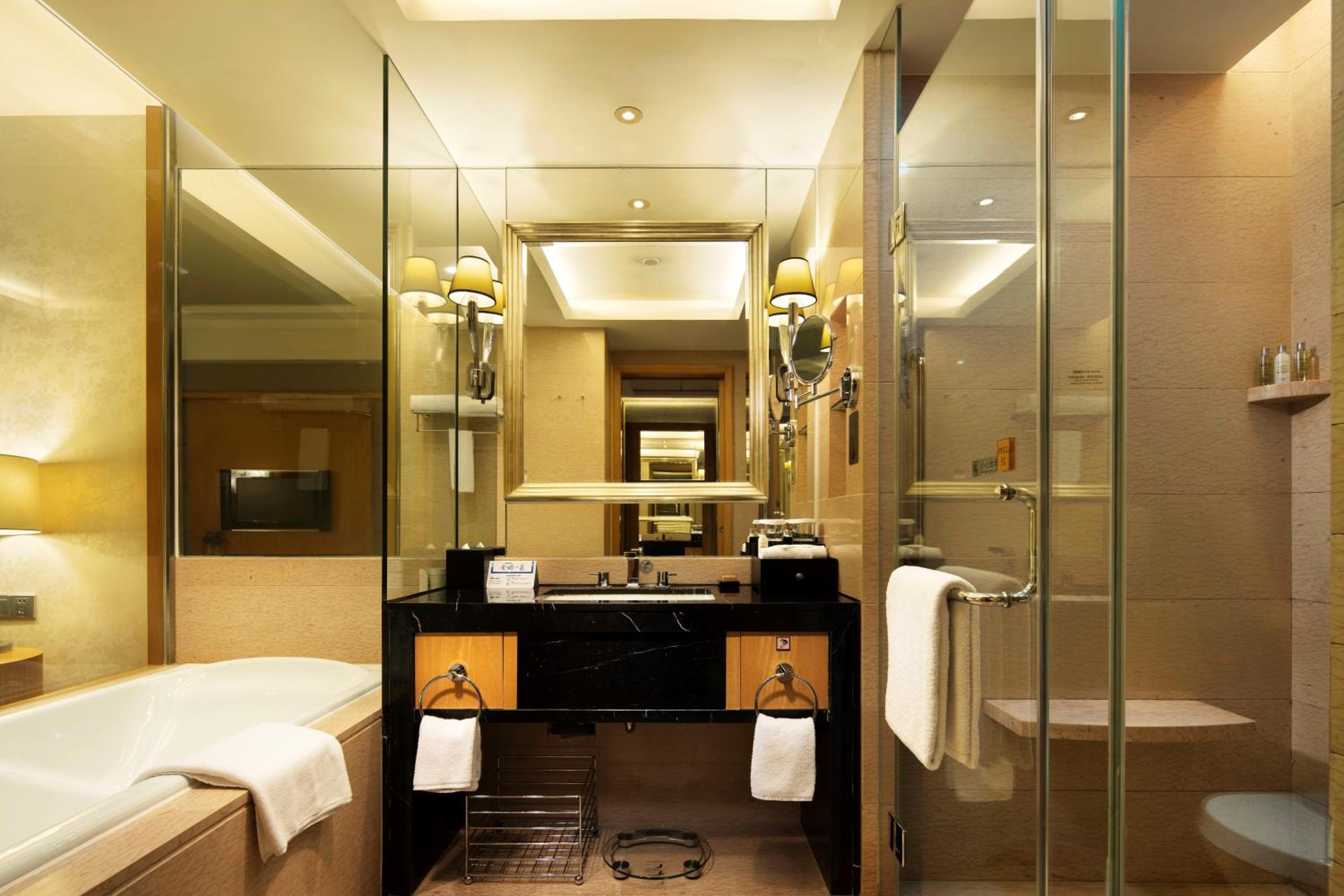 Deluxe King Room - Photo 3