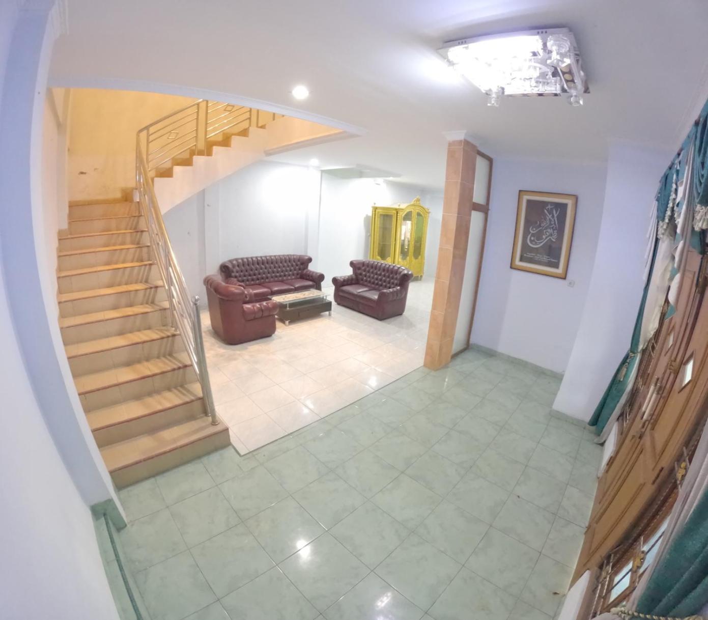 Seven-Bedroom House photo 2
