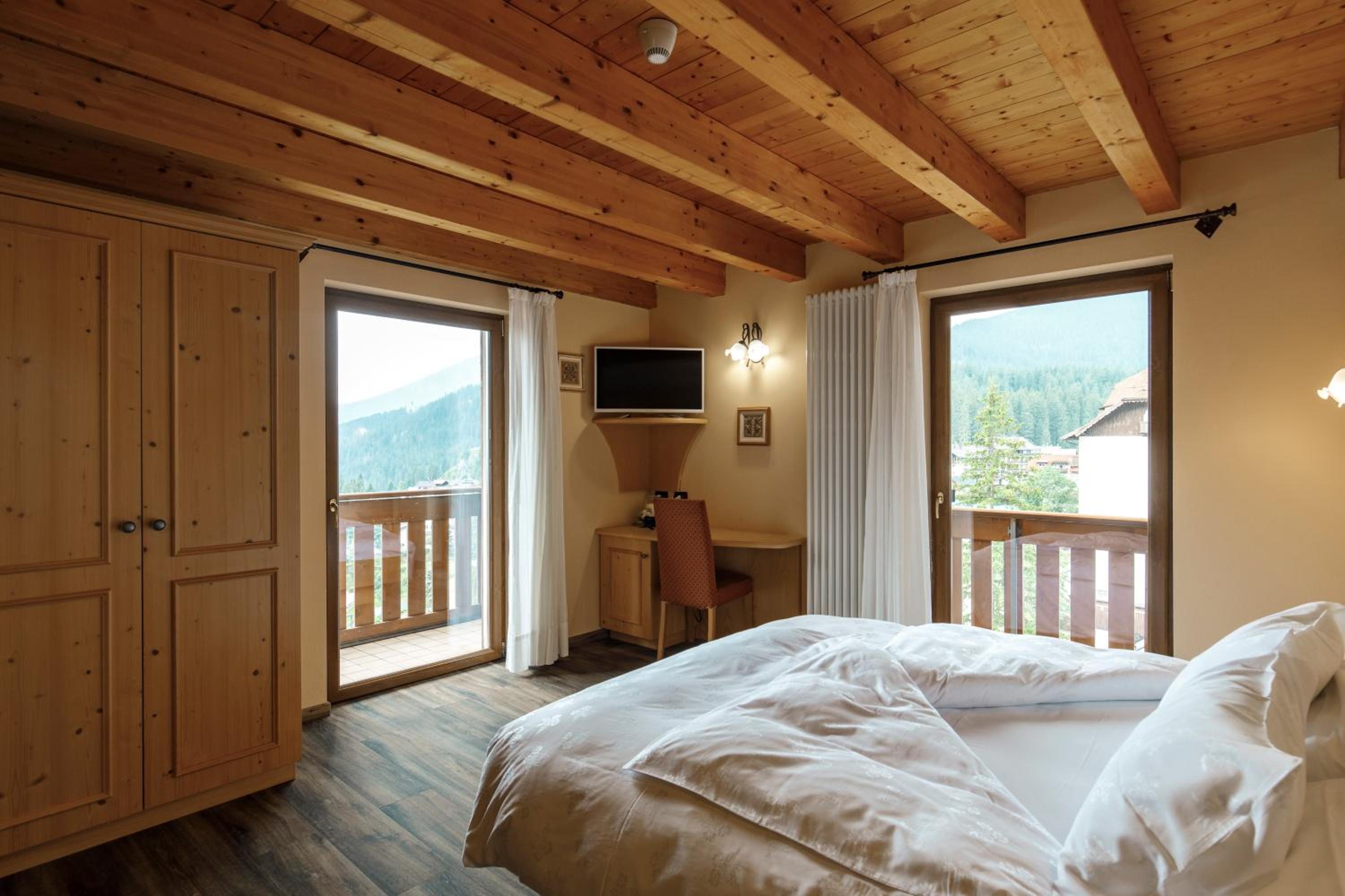Double or Twin Room with Mountain View - Photo 1