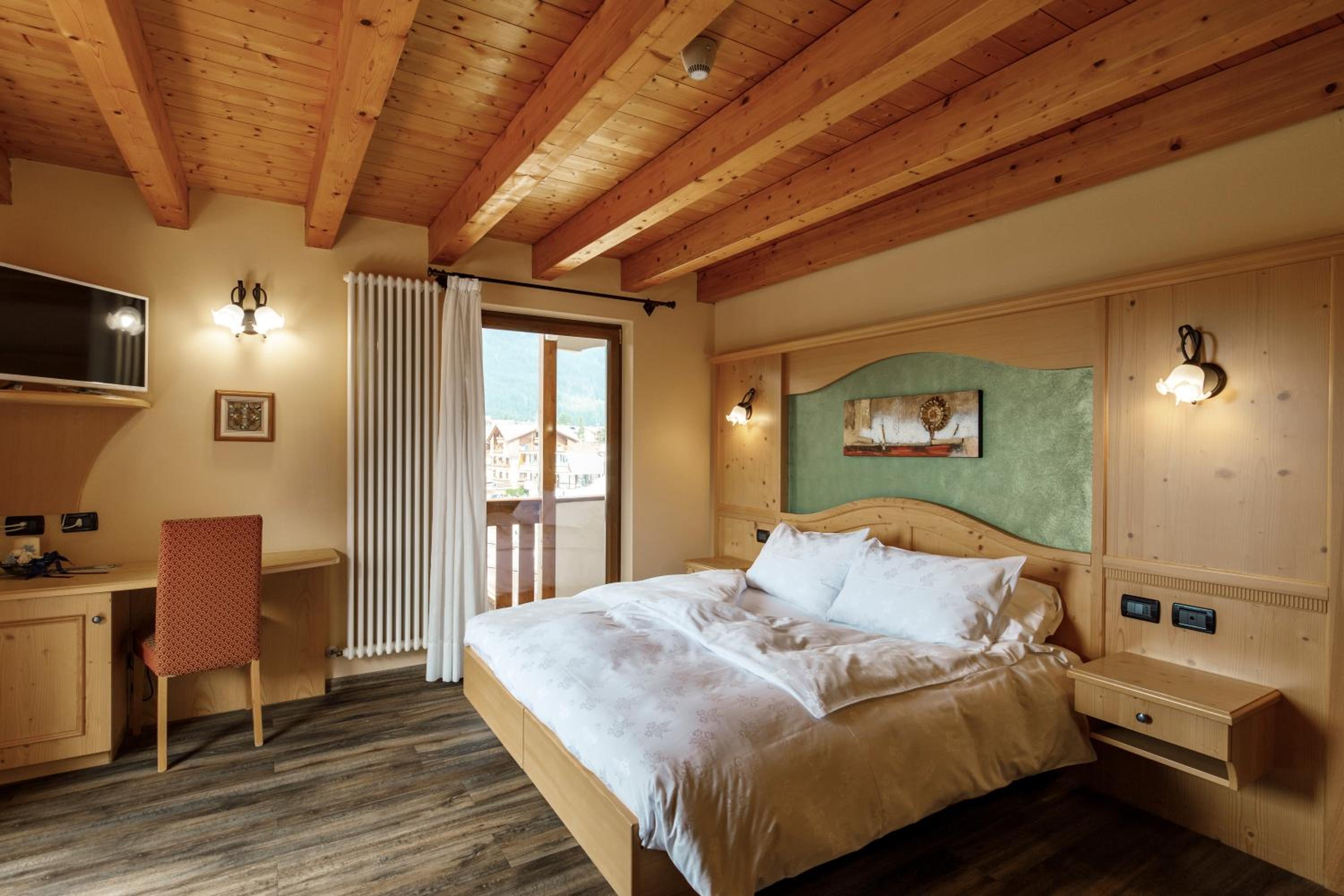Double or Twin Room with Mountain View - Photo 4