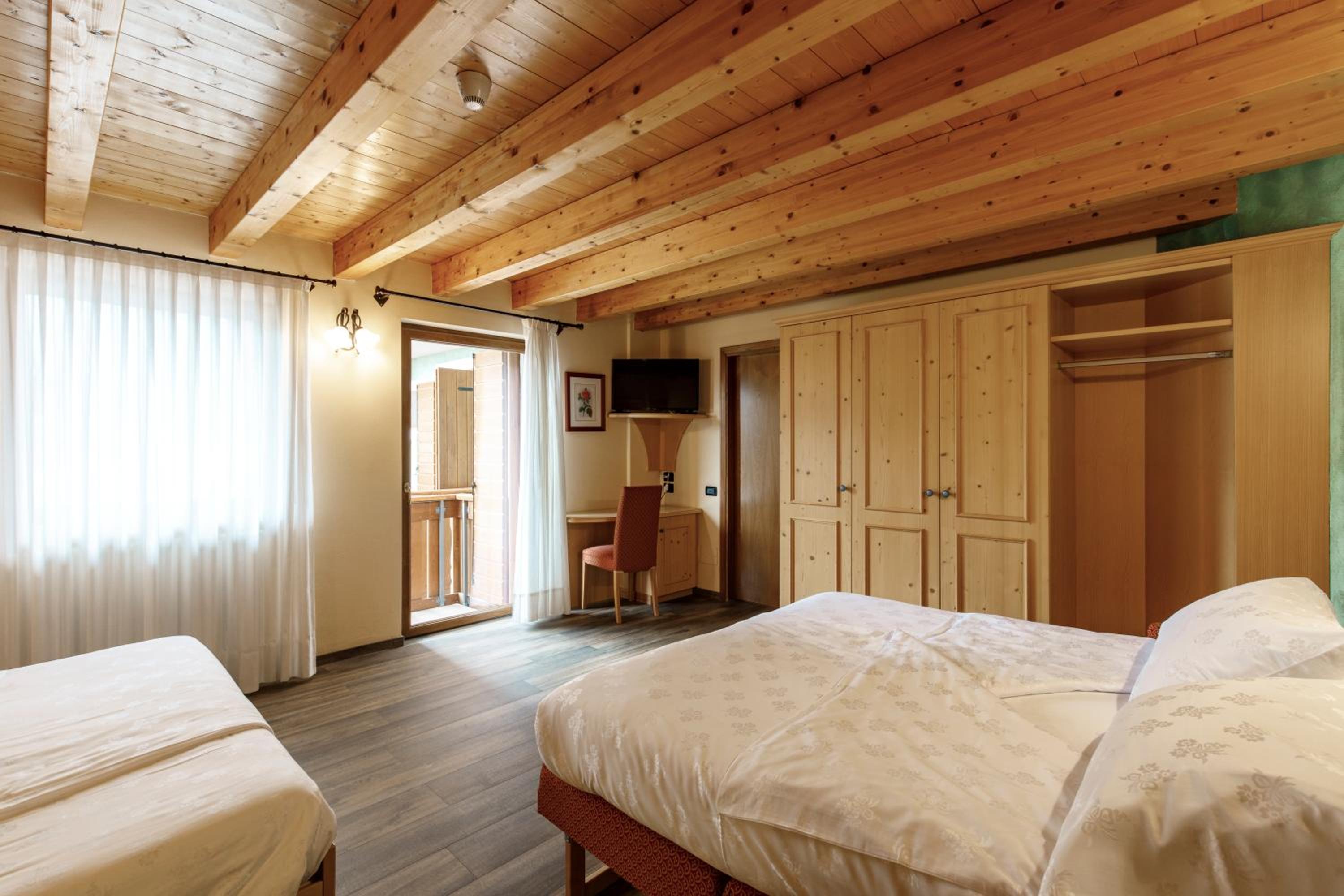 Quadruple Room with Mountain View - Photo 1