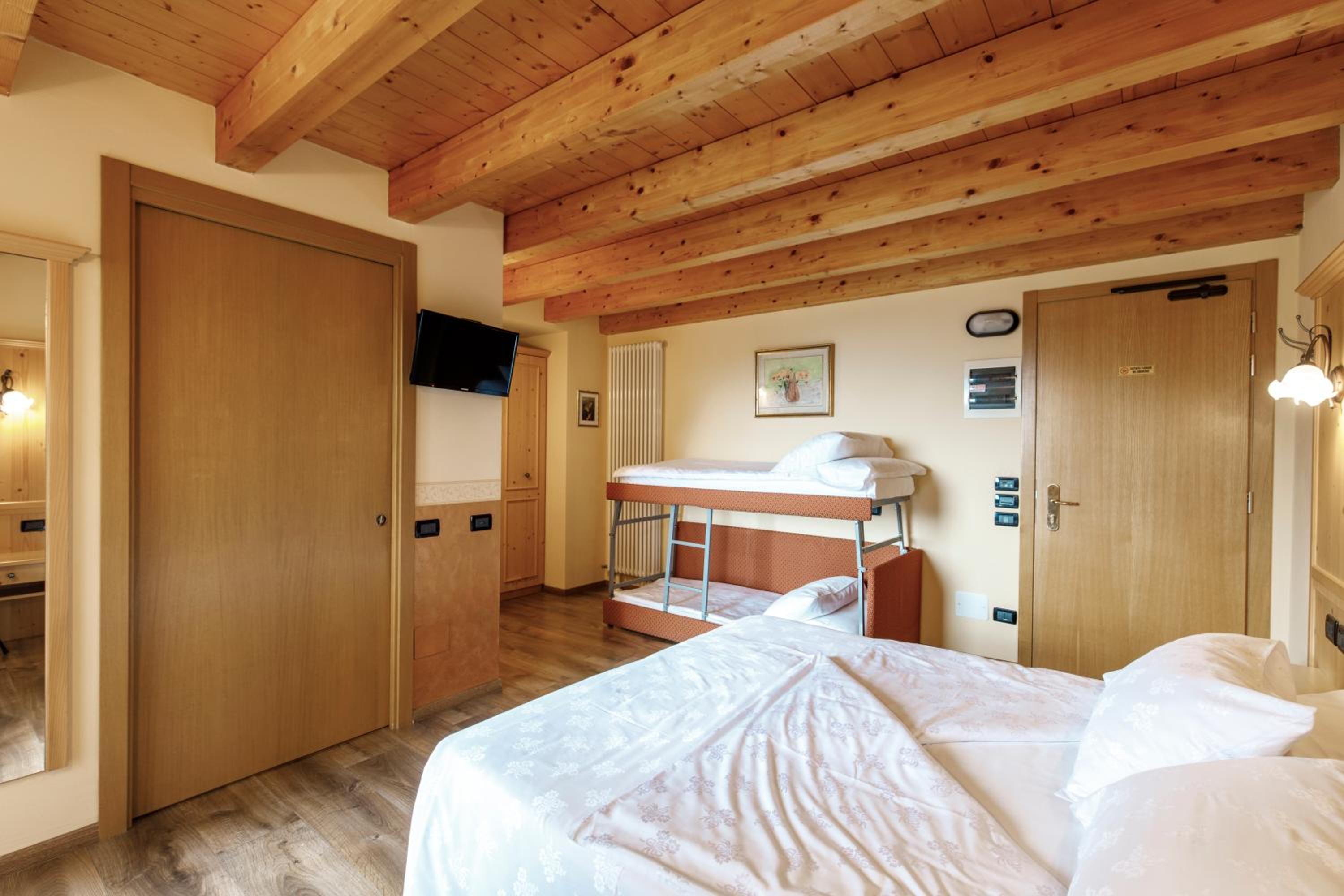 Quadruple Room with Mountain View - Photo 7