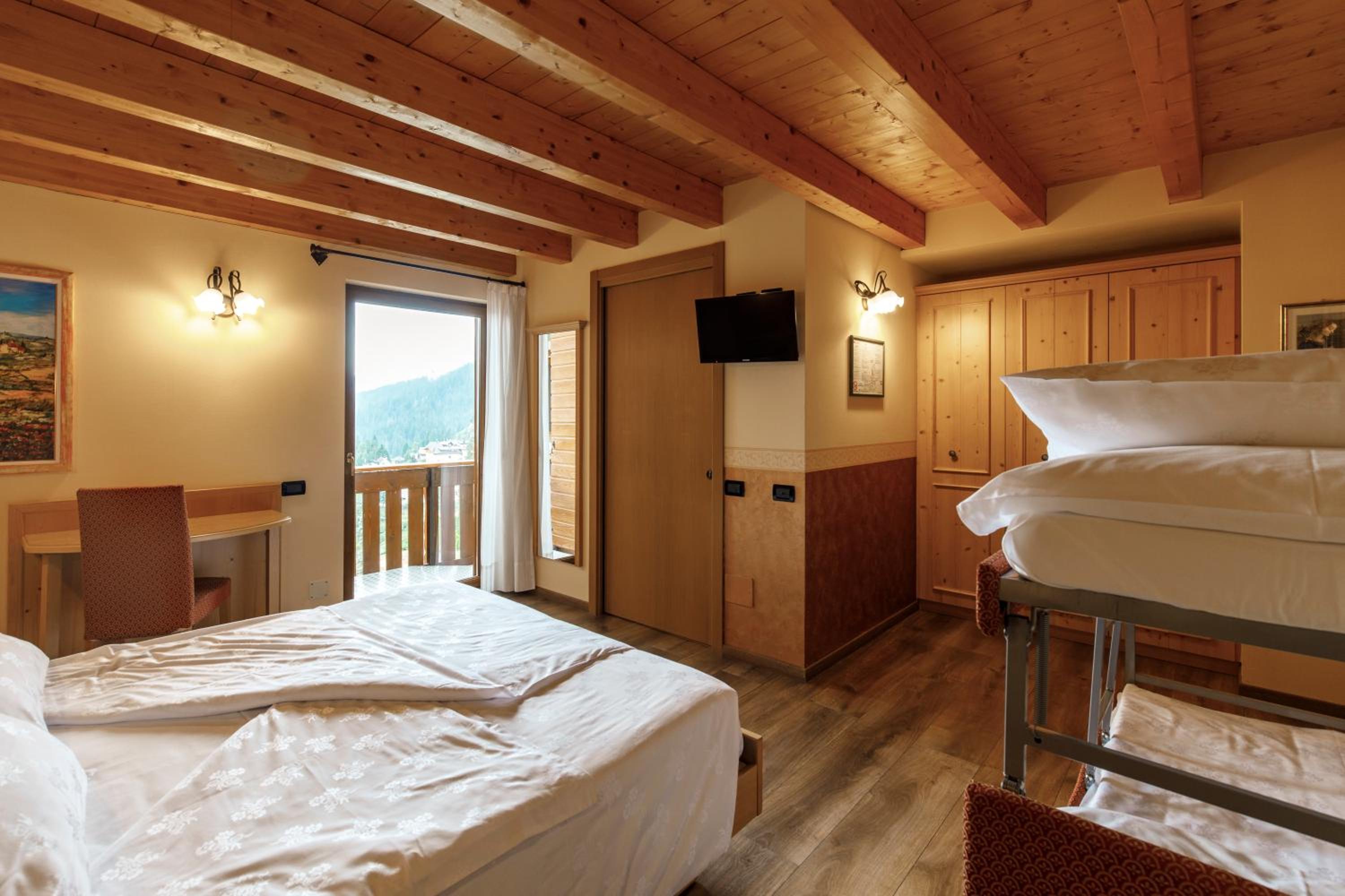 Quadruple Room with Mountain View - Photo 8