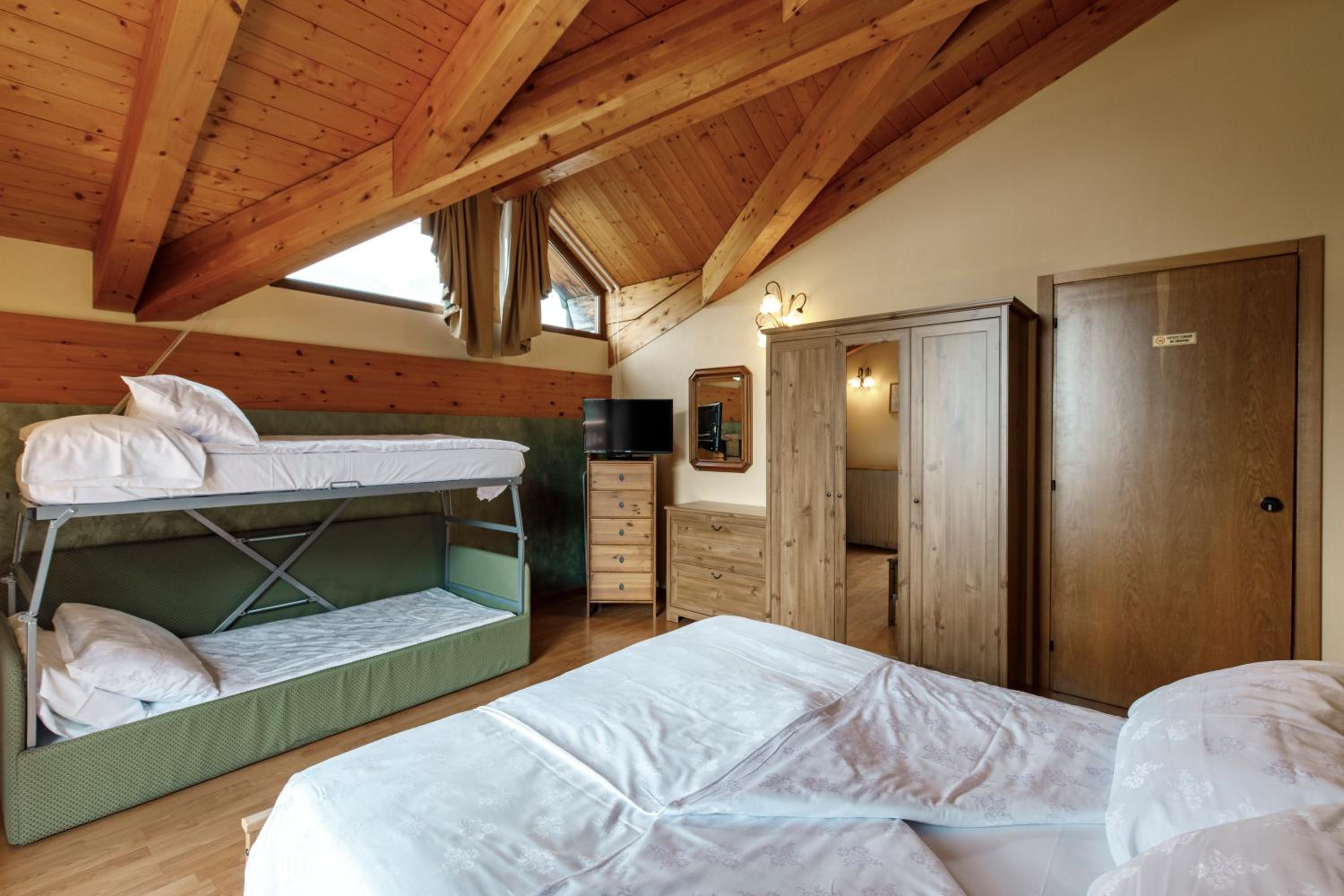 Quadruple Room with Mountain View - Photo 4