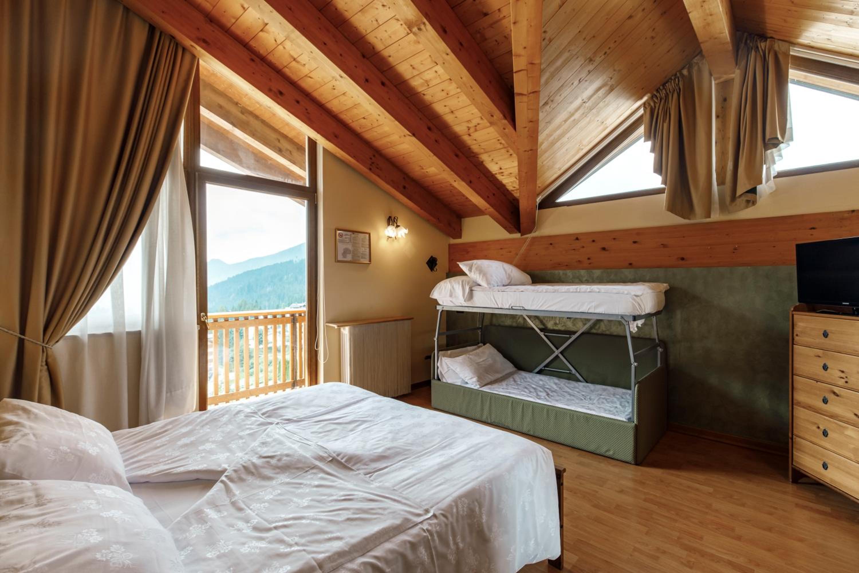 Quadruple Room with Mountain View - Photo 5
