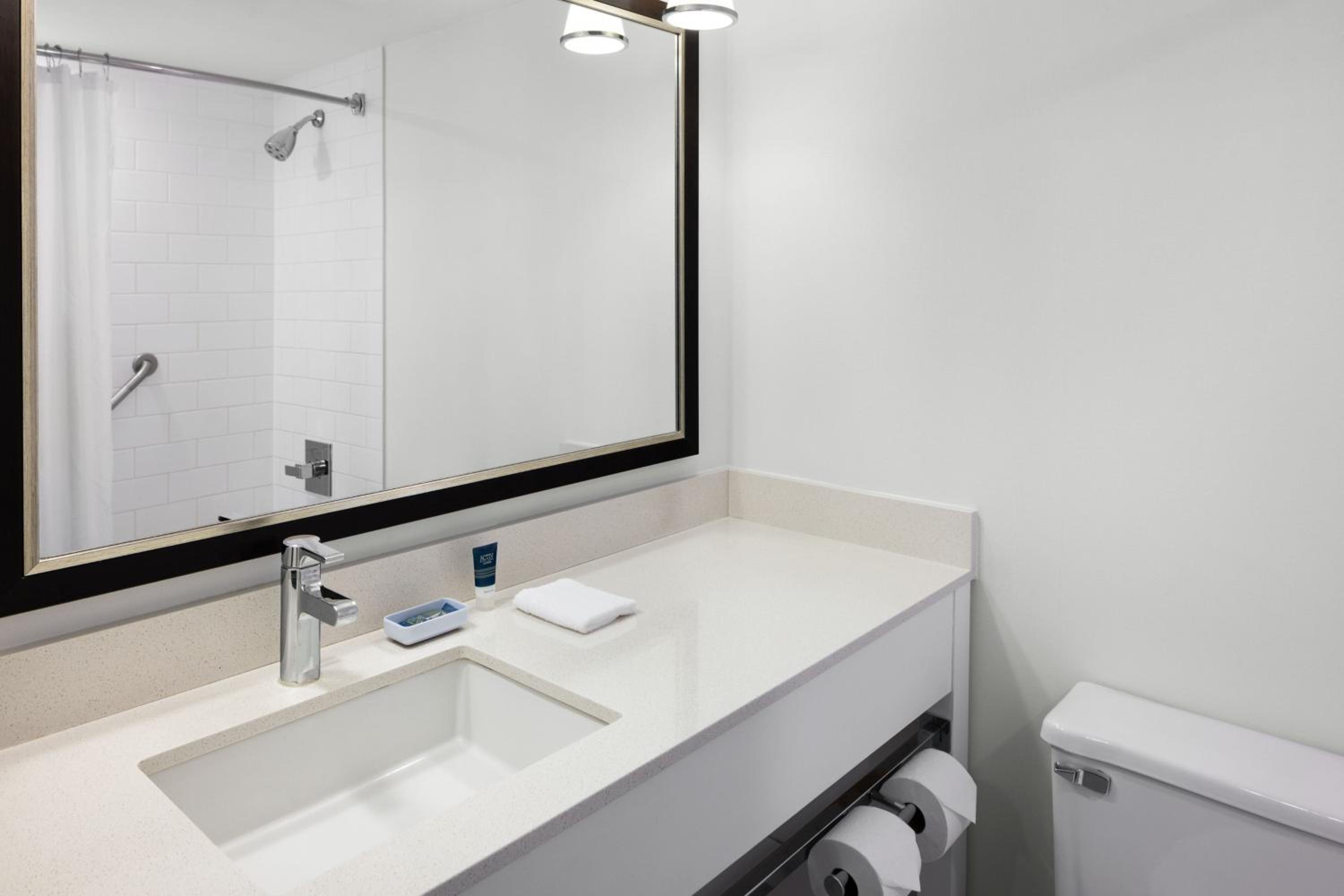 Guest Room, 1 King - Photo 6