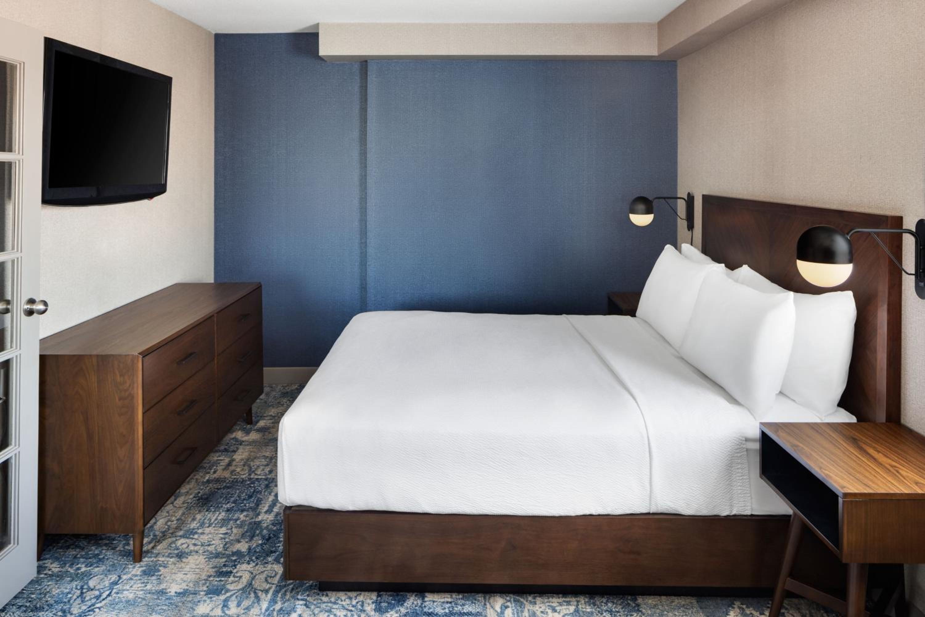 1 Bedroom Suite, 1 Queen - Photo 3