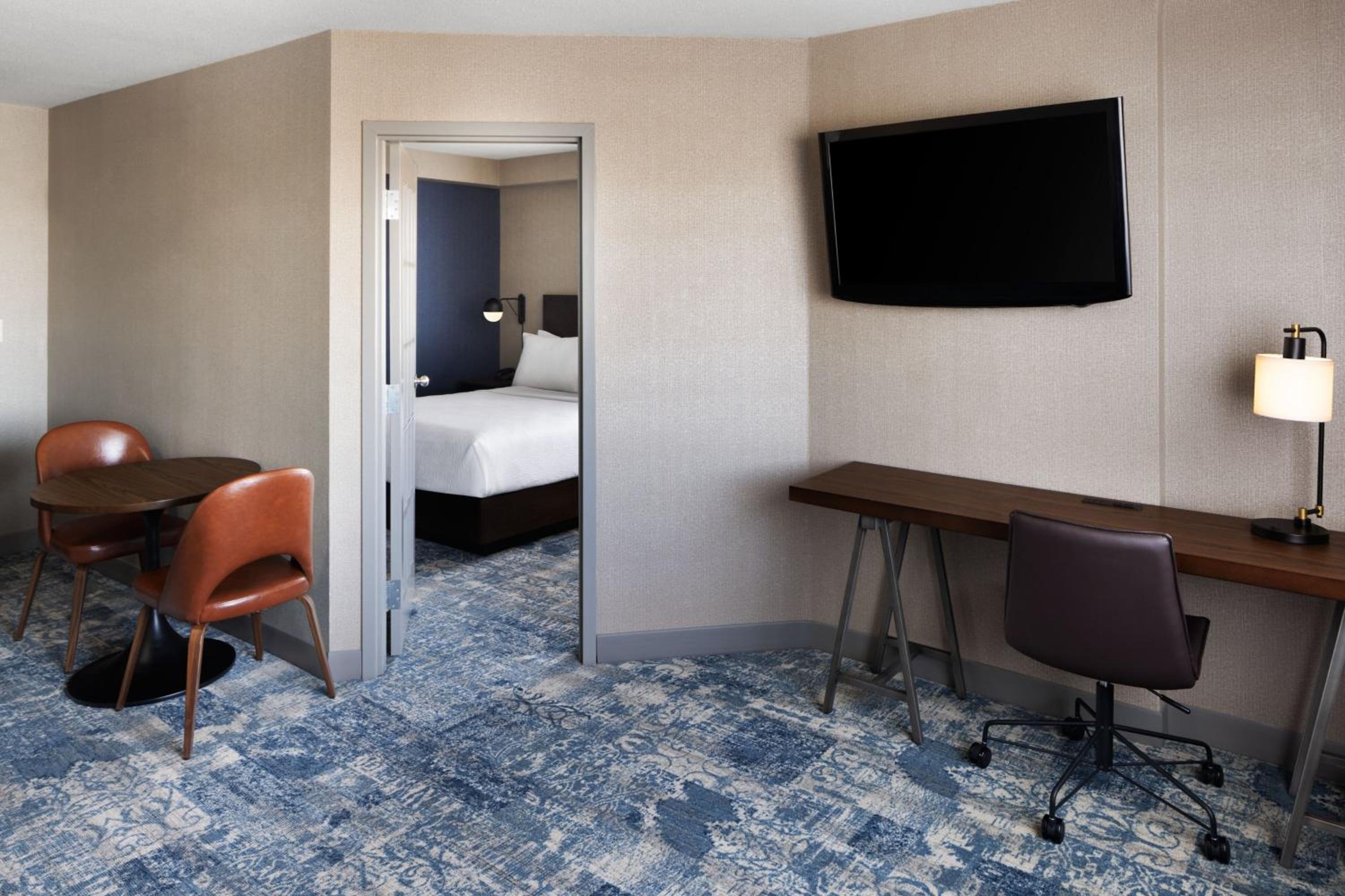 1 Bedroom Suite, 1 Queen - Photo 4