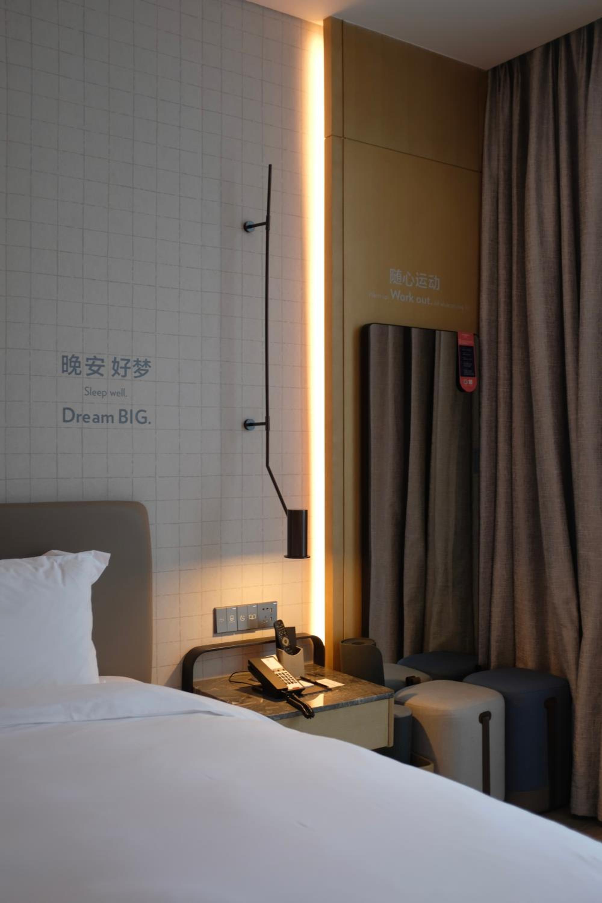 Standard King Room with City View - Photo 2
