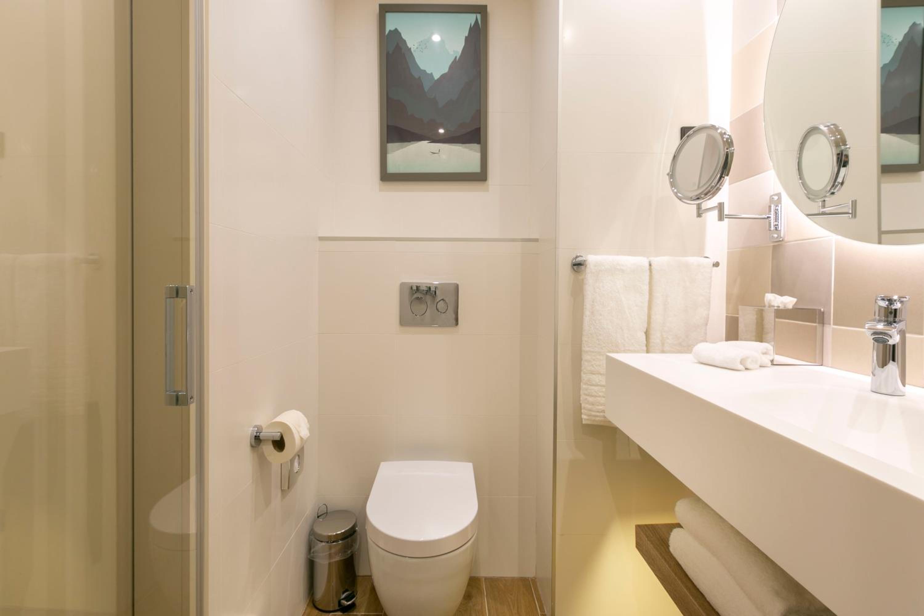 Queen Room - Accessible
