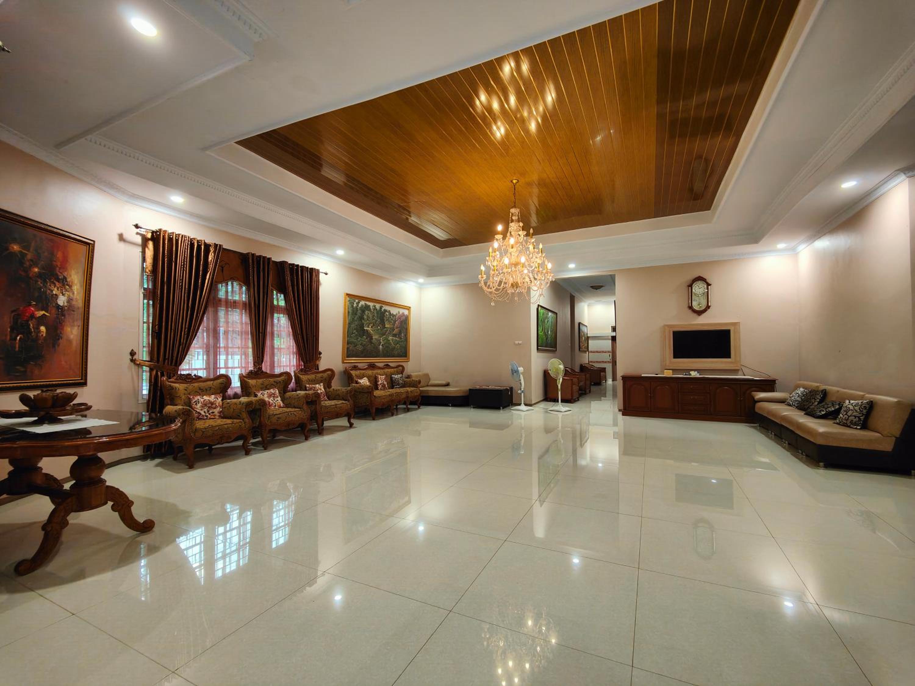 Five-Bedroom House photo 3
