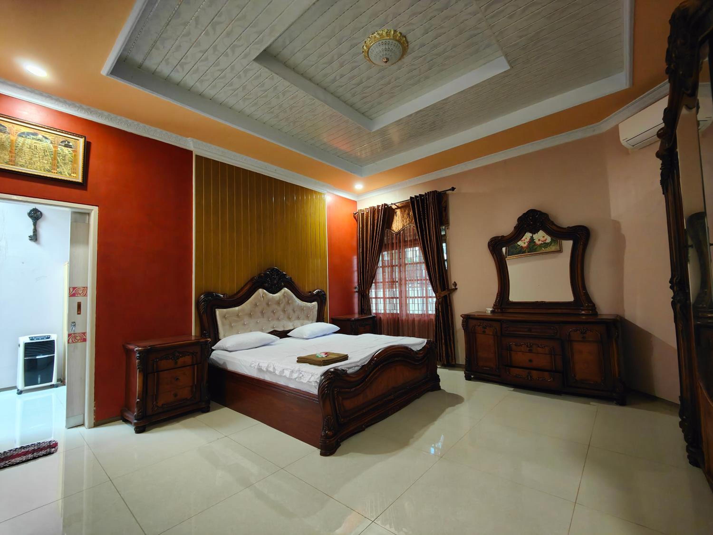 Five-Bedroom House photo 1