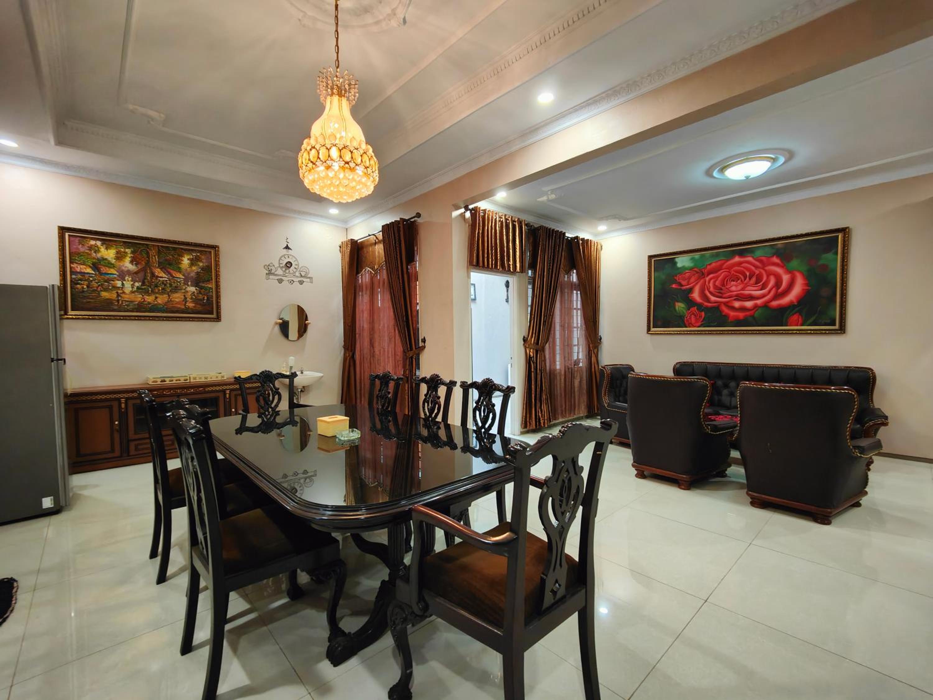 Five-Bedroom House photo 2