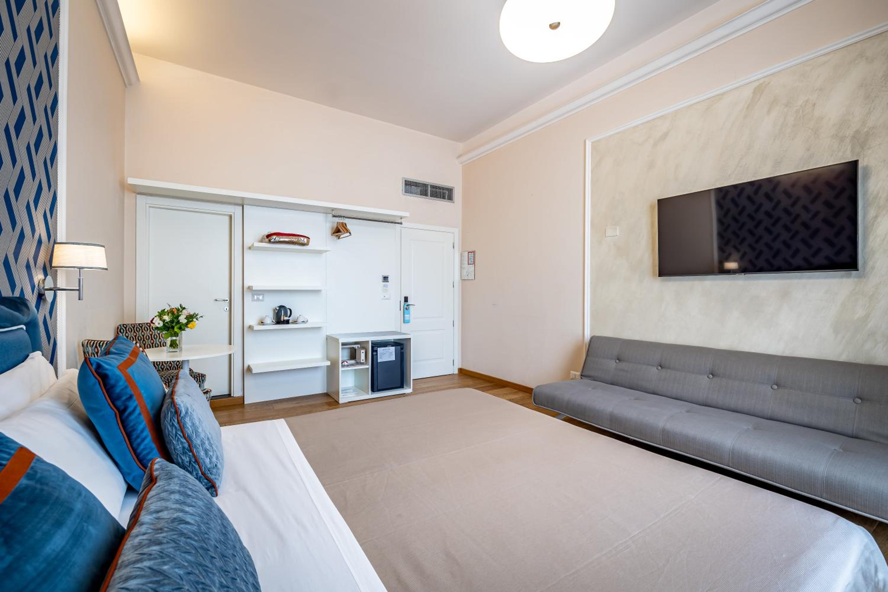 Comfort Double Room thumbnail 6