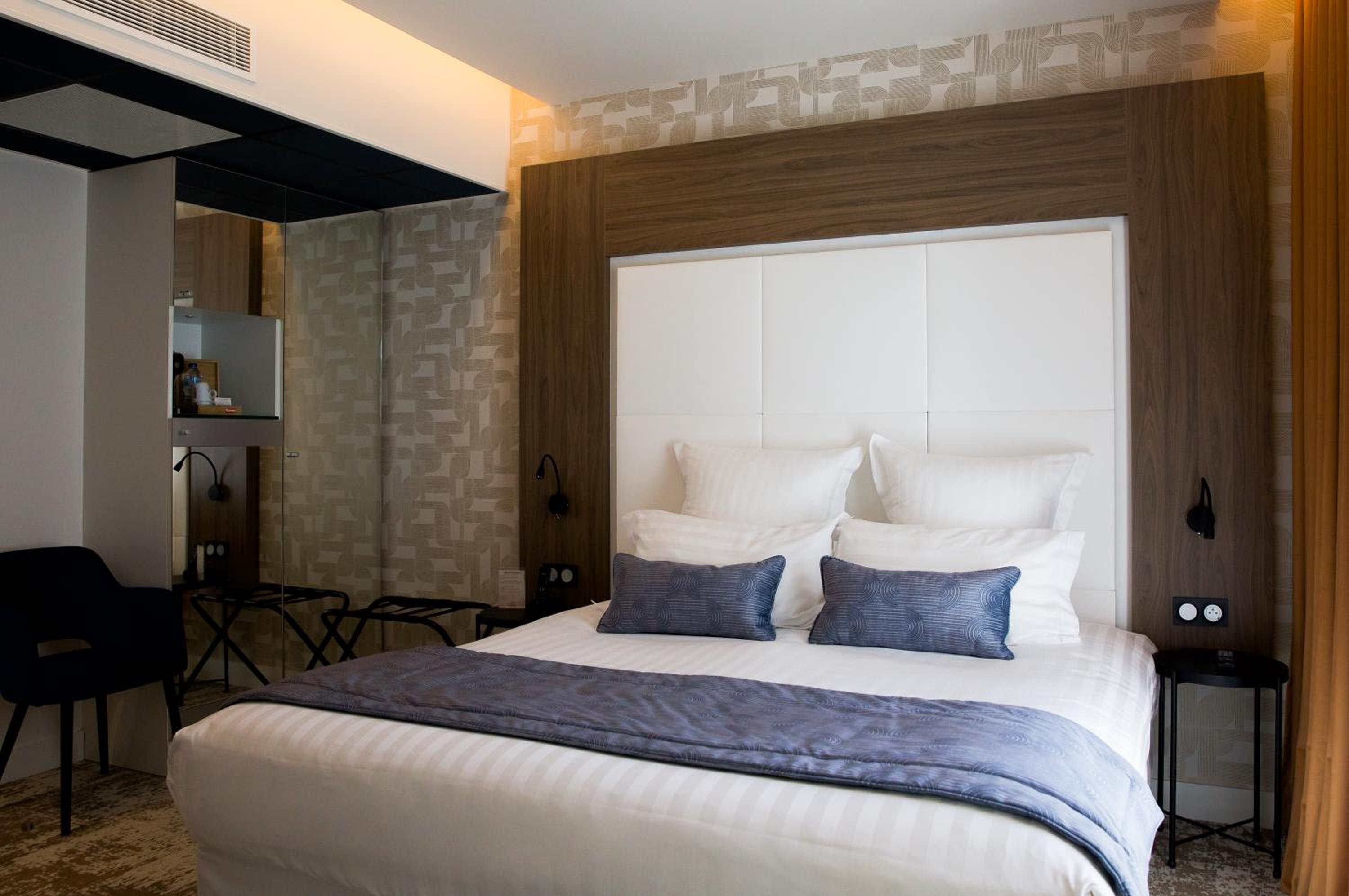 Deluxe Double Room with Balcony - King Size Bed - Photo 3