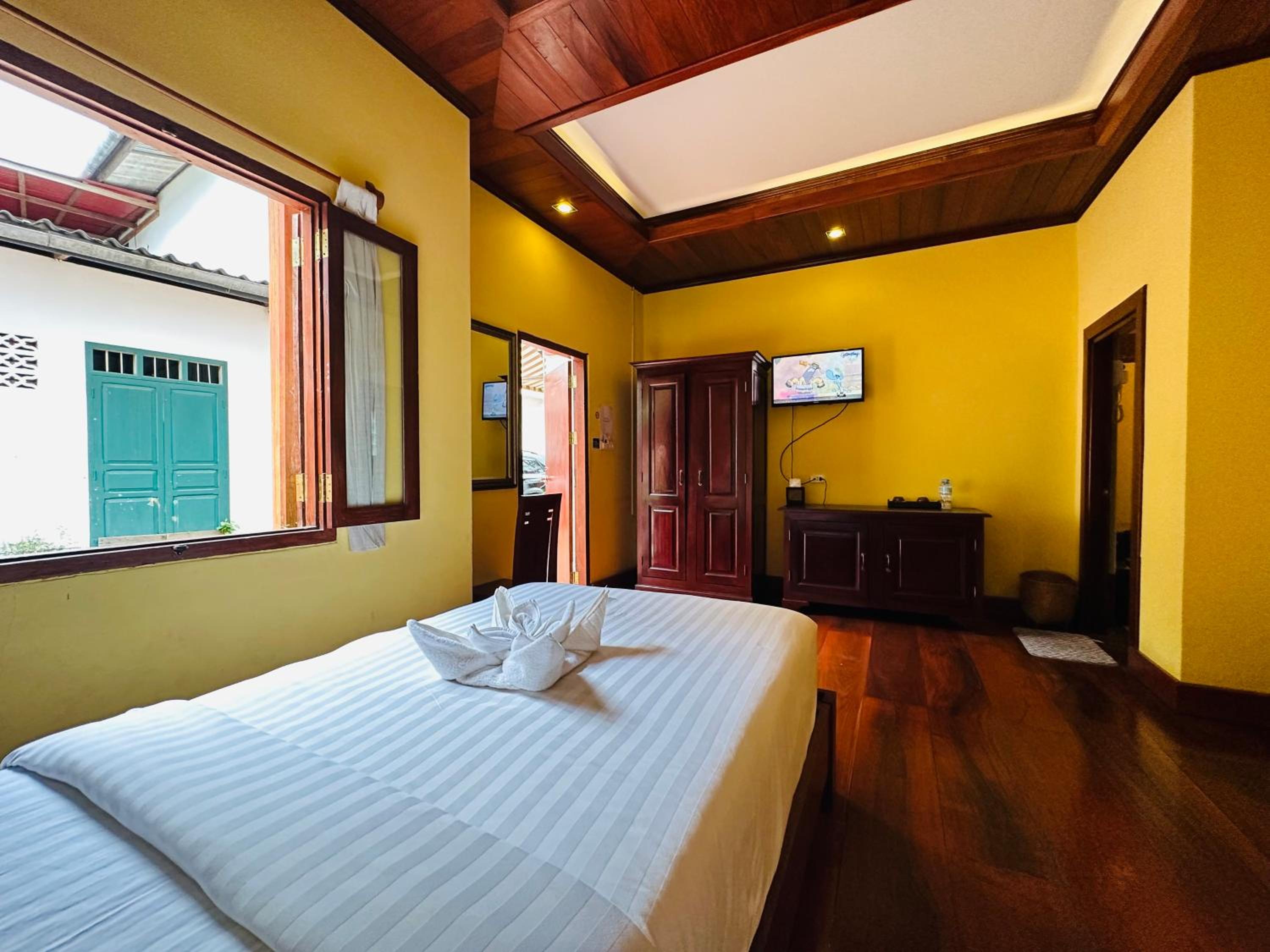 Deluxe Triple Room - Photo 11