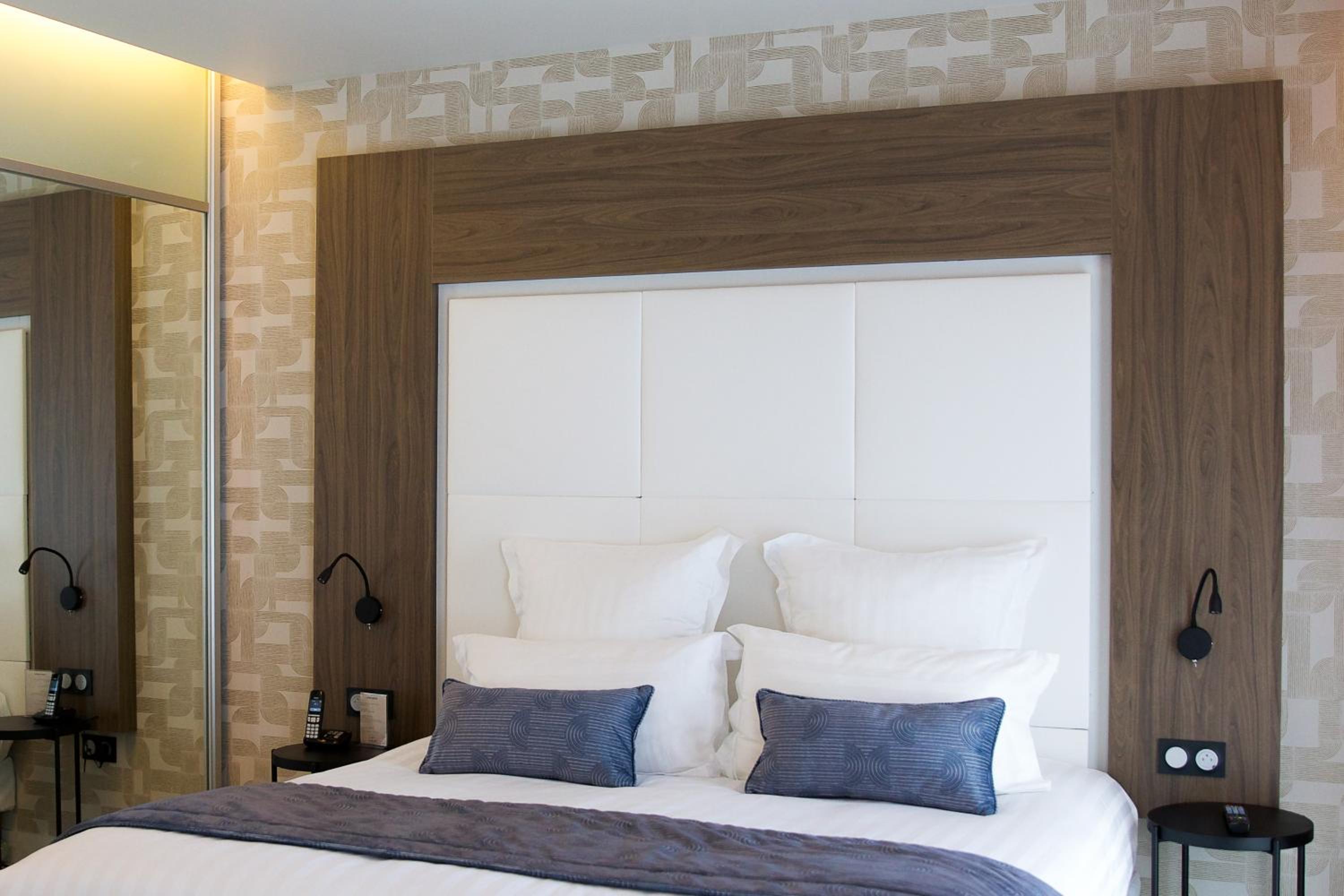 Prestige King Room with Balcony - Photo 6