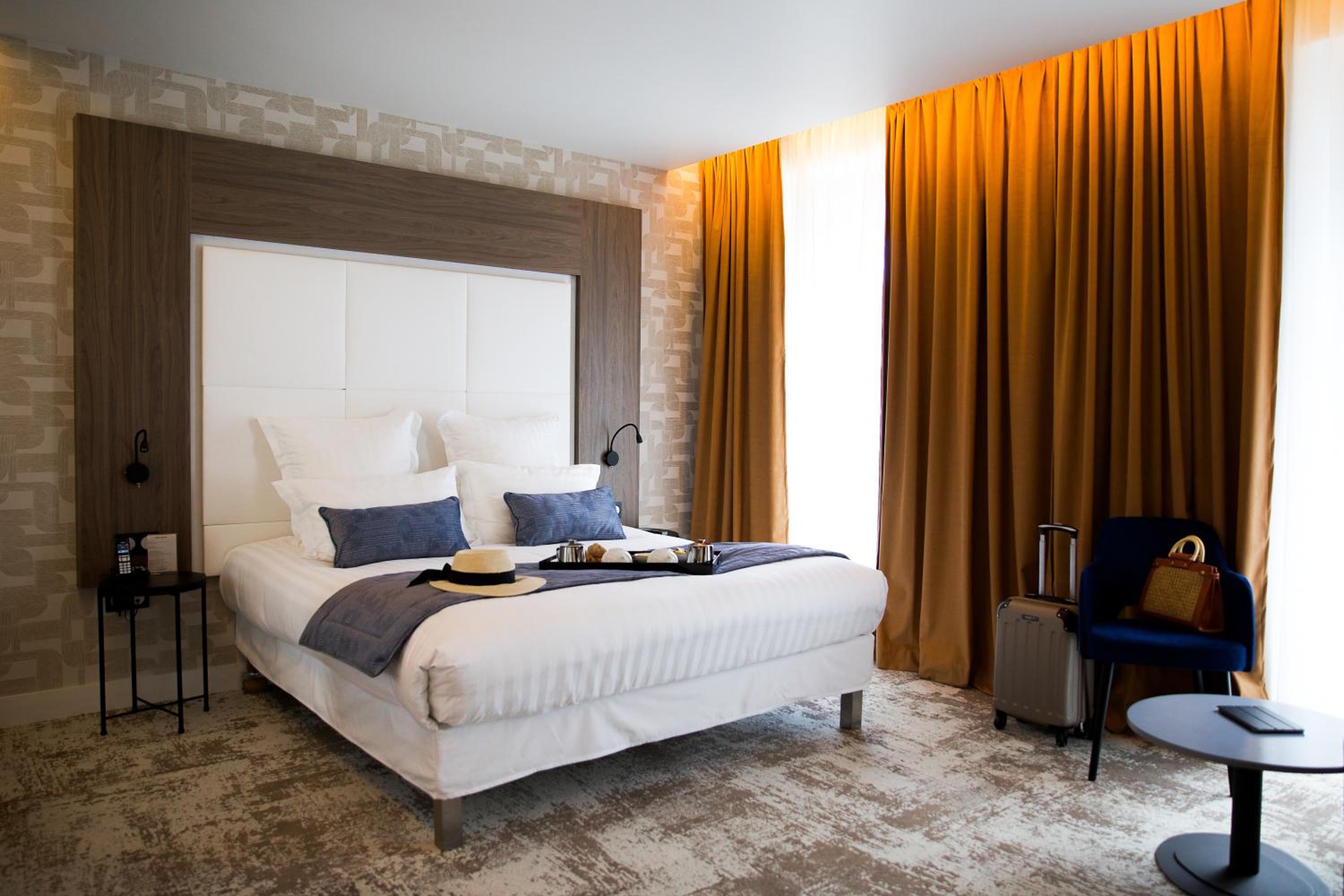 Prestige King Room with Balcony - Photo 1