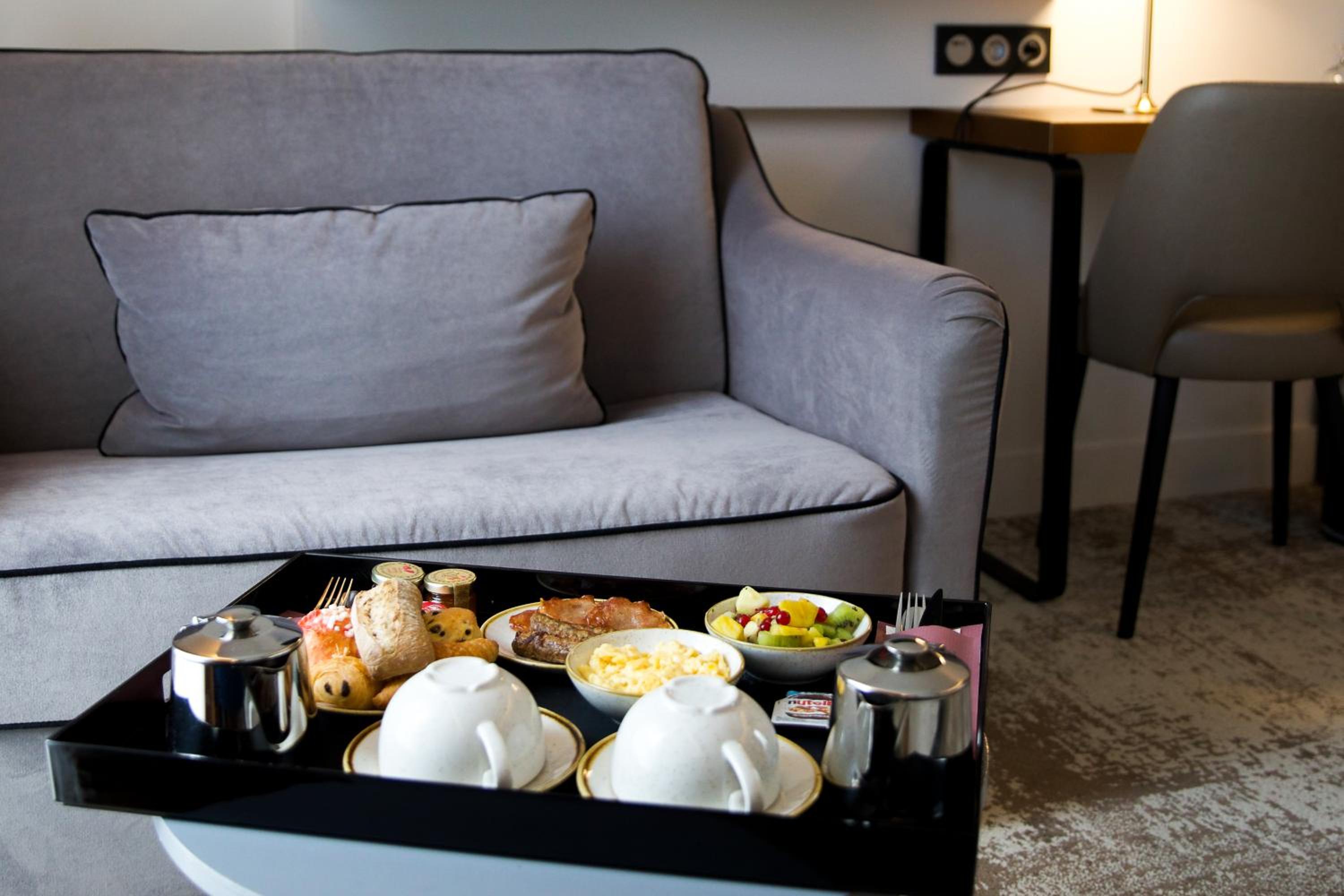 Prestige King Room with Balcony - Photo 5