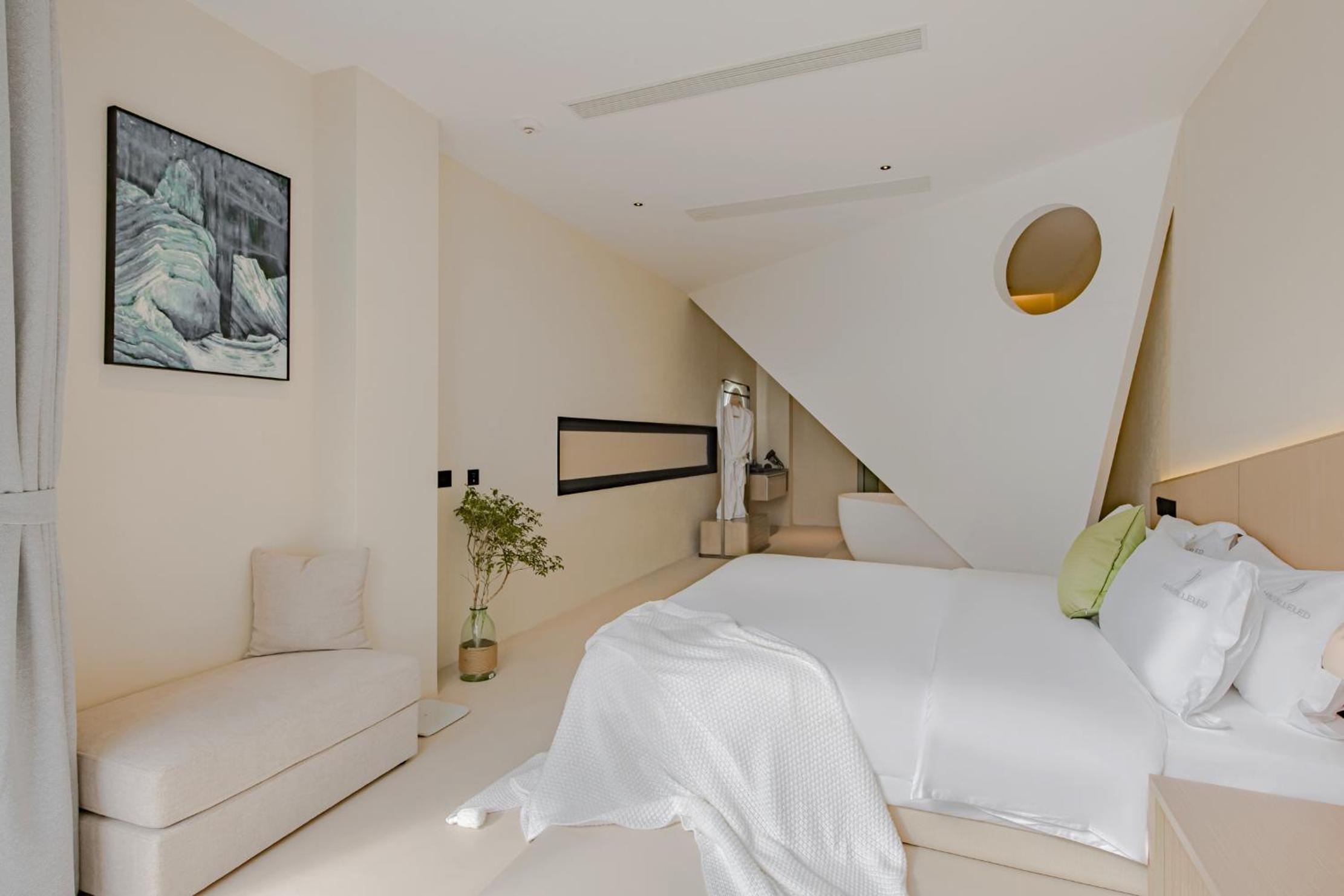 Lotus Lake View Bathtub King Room photo 3
