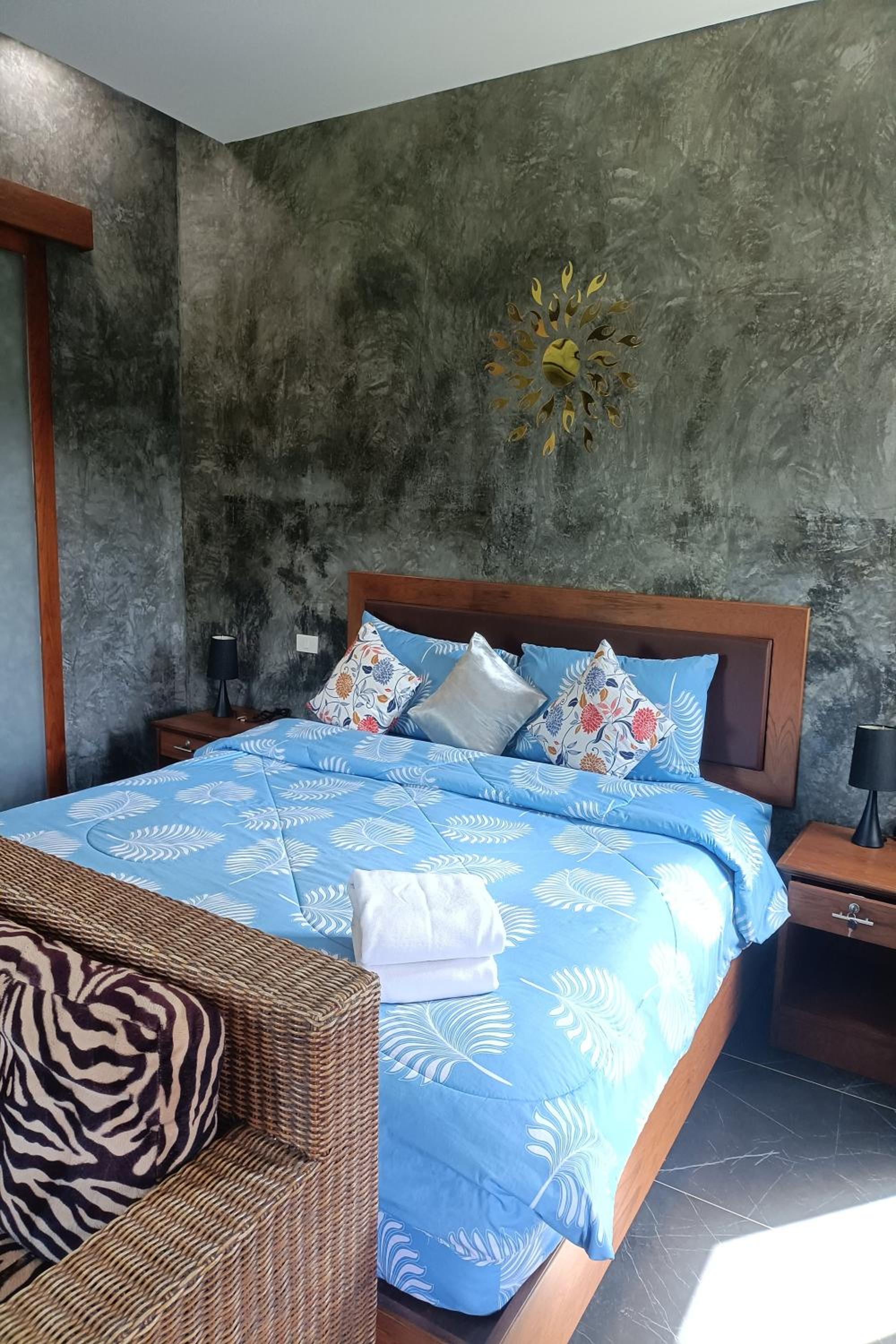 Deluxe Room (2 Adults + 1 Child) - Photo 1