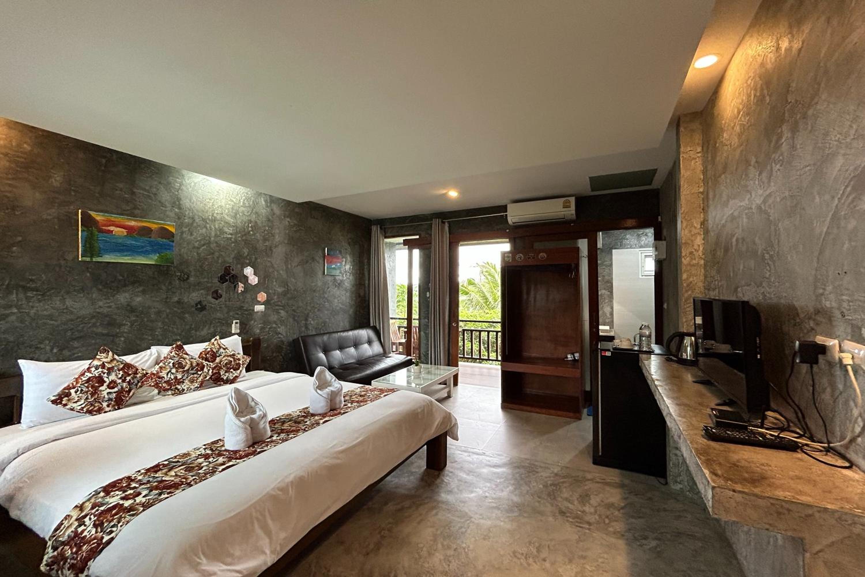 Deluxe Room - Photo 5